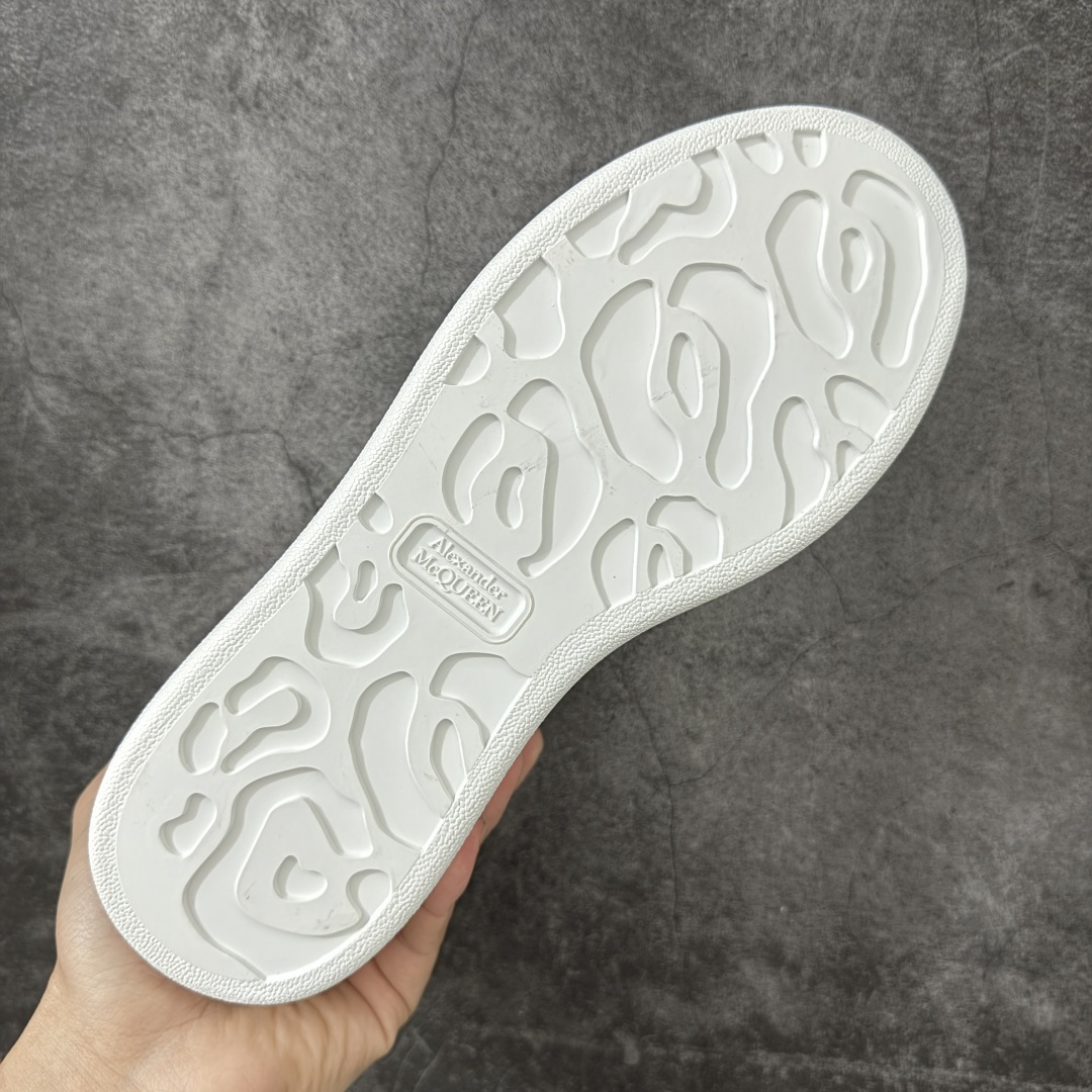 图片[9]-【HT纯原礼盒版】Alexander McQueen/亚历山大麦昆松糕鞋厚底增高小白鞋 浅蓝鳄鱼纹尾 全市场配色最齐(100+配色) 性价比最高 同价位品质无敌 进口丝绸亚光原版正品 水染羊皮内里 羊皮垫脚 回弹度到位 耐磨又舒适 鞋底厚4.5cm 全套原版包装 配件齐全 官方一致 凹凸定制正品原盒包装 右脚鞋舌嵌入防伪芯片装置 外盒鞋标官方二维码扫码+防伪芯片 尺码：35-40-选品中心