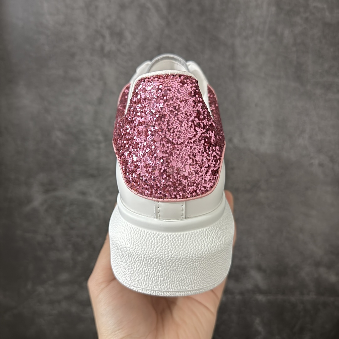 图片[4]-【HT纯原礼盒版】Alexander McQueen/亚历山大麦昆松糕鞋厚底增高小白鞋 粉格丽特 全市场配色最齐(100+配色) 性价比最高 同价位品质无敌 进口丝绸亚光原版正品 水染羊皮内里 羊皮垫脚 回弹度到位 耐磨又舒适 鞋底厚4.5cm 全套原版包装 配件齐全 官方一致 凹凸定制正品原盒包装 右脚鞋舌嵌入防伪芯片装置 外盒鞋标官方二维码扫码+防伪芯片 尺码：35-40-选品中心