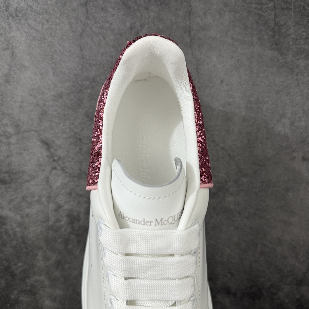 图片[8]-【HT纯原礼盒版】Alexander McQueen/亚历山大麦昆松糕鞋厚底增高小白鞋 粉格丽特 全市场配色最齐(100+配色) 性价比最高 同价位品质无敌 进口丝绸亚光原版正品 水染羊皮内里 羊皮垫脚 回弹度到位 耐磨又舒适 鞋底厚4.5cm 全套原版包装 配件齐全 官方一致 凹凸定制正品原盒包装 右脚鞋舌嵌入防伪芯片装置 外盒鞋标官方二维码扫码+防伪芯片 尺码：35-40-选品中心
