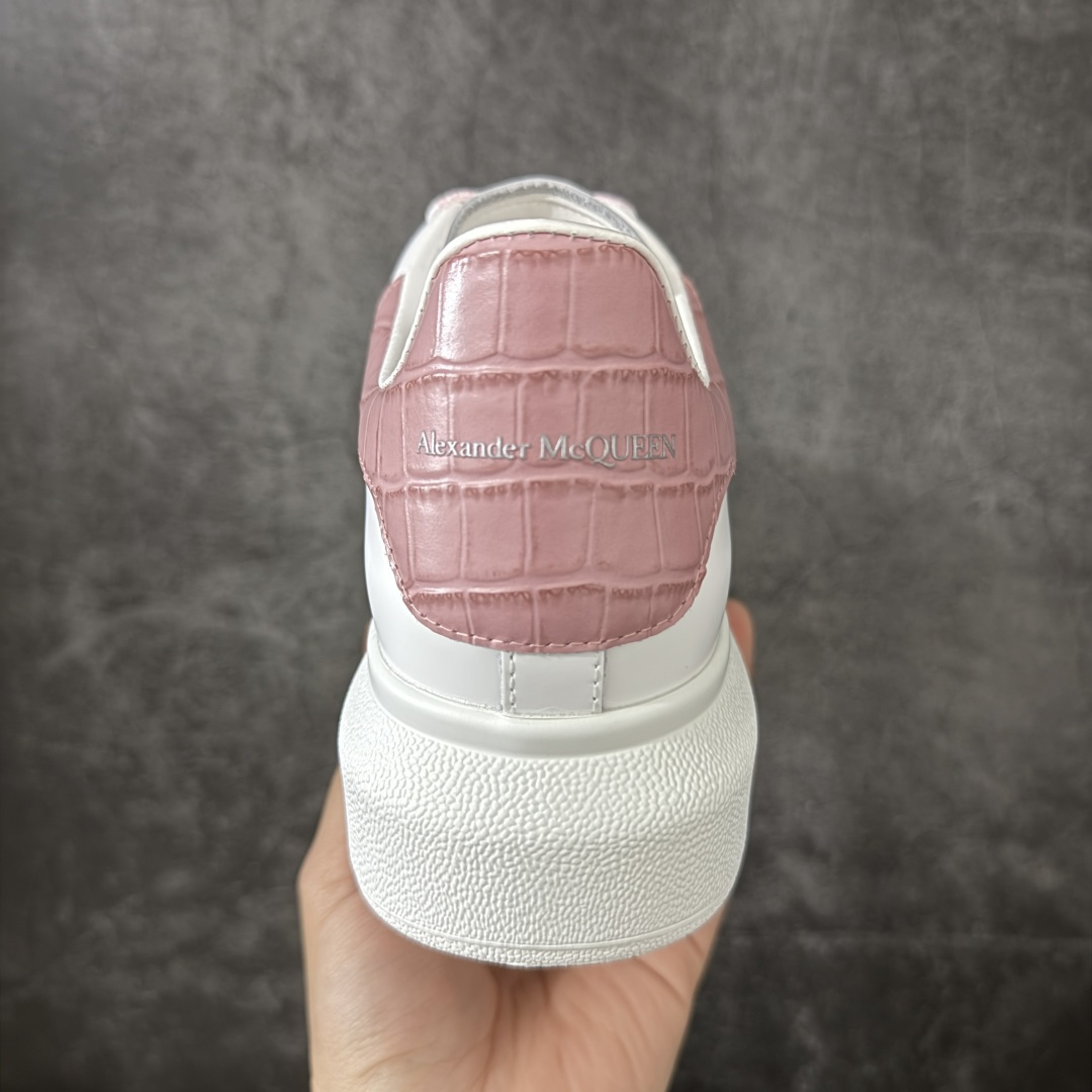 图片[4]-【HT纯原礼盒版】Alexander McQueen/亚历山大麦昆松糕鞋厚底增高小白鞋 香芋紫 全市场配色最齐(100+配色) 性价比最高 同价位品质无敌 进口丝绸亚光原版正品 水染羊皮内里 羊皮垫脚 回弹度到位 耐磨又舒适 鞋底厚4.5cm 全套原版包装 配件齐全 官方一致 凹凸定制正品原盒包装 右脚鞋舌嵌入防伪芯片装置 外盒鞋标官方二维码扫码+防伪芯片 尺码：35-40-选品中心