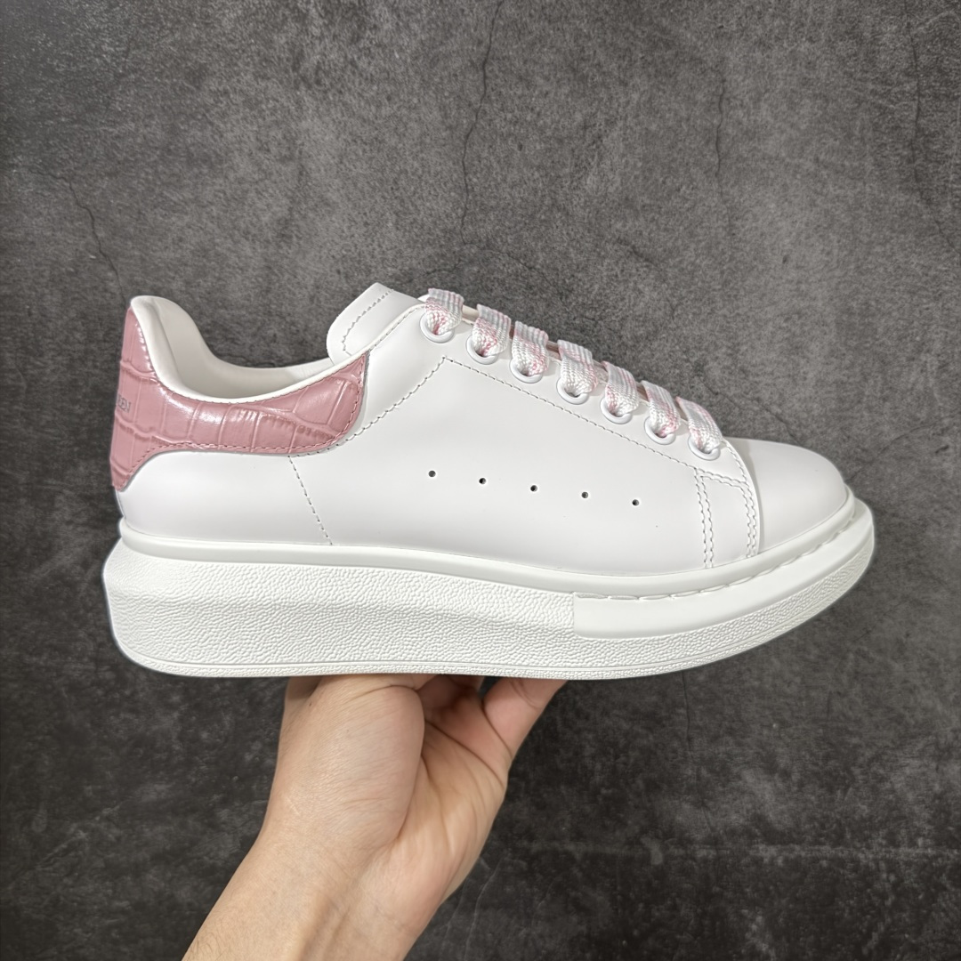 【HT纯原礼盒版】Alexander McQueen/亚历山大麦昆松糕鞋厚底增高小白鞋 香芋紫 全市场配色最齐(100+配色) 性价比最高 同价位品质无敌 进口丝绸亚光原版正品 水染羊皮内里 羊皮垫脚 回弹度到位 耐磨又舒适 鞋底厚4.5cm 全套原版包装 配件齐全 官方一致 凹凸定制正品原盒包装 右脚鞋舌嵌入防伪芯片装置 外盒鞋标官方二维码扫码+防伪芯片 尺码：35-40-选品中心