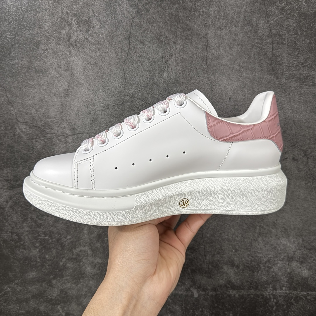 图片[2]-【HT纯原礼盒版】Alexander McQueen/亚历山大麦昆松糕鞋厚底增高小白鞋 香芋紫 全市场配色最齐(100+配色) 性价比最高 同价位品质无敌 进口丝绸亚光原版正品 水染羊皮内里 羊皮垫脚 回弹度到位 耐磨又舒适 鞋底厚4.5cm 全套原版包装 配件齐全 官方一致 凹凸定制正品原盒包装 右脚鞋舌嵌入防伪芯片装置 外盒鞋标官方二维码扫码+防伪芯片 尺码：35-40-选品中心