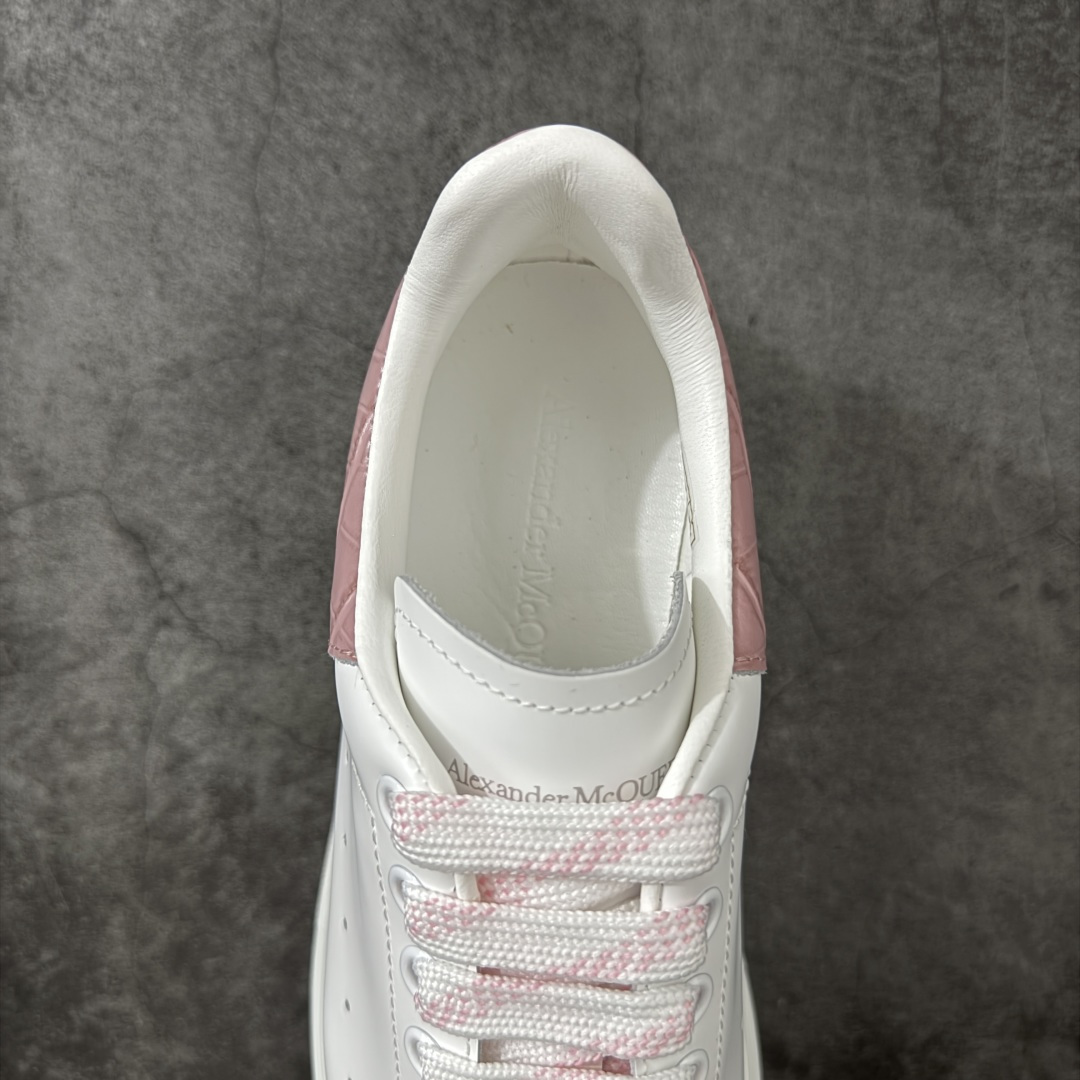 图片[8]-【HT纯原礼盒版】Alexander McQueen/亚历山大麦昆松糕鞋厚底增高小白鞋 香芋紫 全市场配色最齐(100+配色) 性价比最高 同价位品质无敌 进口丝绸亚光原版正品 水染羊皮内里 羊皮垫脚 回弹度到位 耐磨又舒适 鞋底厚4.5cm 全套原版包装 配件齐全 官方一致 凹凸定制正品原盒包装 右脚鞋舌嵌入防伪芯片装置 外盒鞋标官方二维码扫码+防伪芯片 尺码：35-40-选品中心