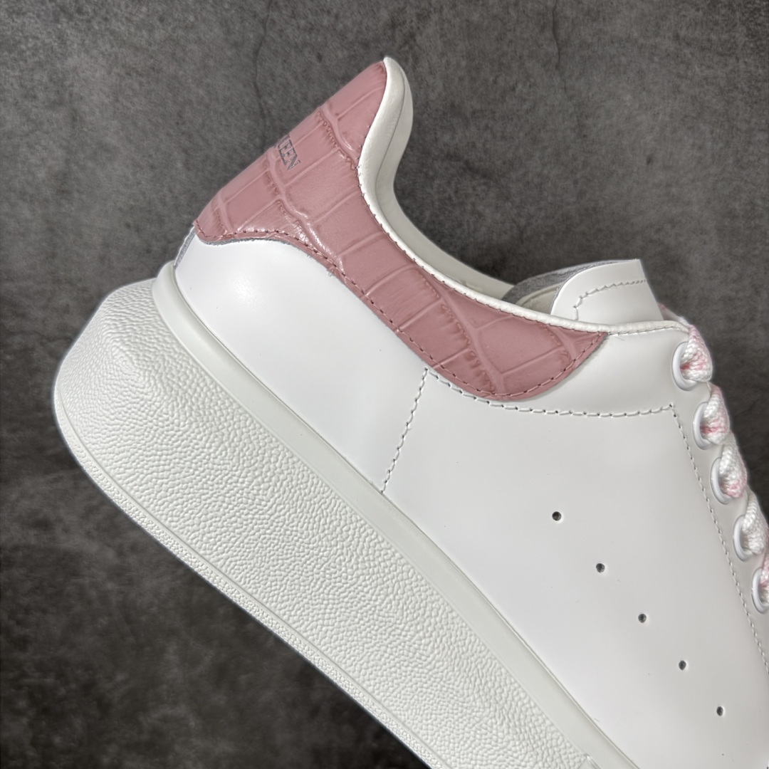 图片[7]-【HT纯原礼盒版】Alexander McQueen/亚历山大麦昆松糕鞋厚底增高小白鞋 香芋紫 全市场配色最齐(100+配色) 性价比最高 同价位品质无敌 进口丝绸亚光原版正品 水染羊皮内里 羊皮垫脚 回弹度到位 耐磨又舒适 鞋底厚4.5cm 全套原版包装 配件齐全 官方一致 凹凸定制正品原盒包装 右脚鞋舌嵌入防伪芯片装置 外盒鞋标官方二维码扫码+防伪芯片 尺码：35-40-选品中心