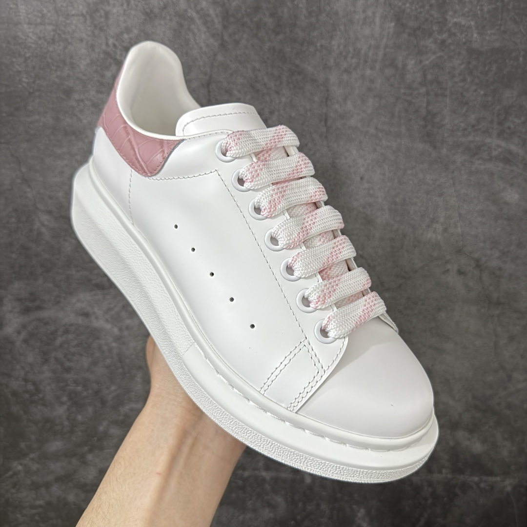 图片[3]-【HT纯原礼盒版】Alexander McQueen/亚历山大麦昆松糕鞋厚底增高小白鞋 香芋紫 全市场配色最齐(100+配色) 性价比最高 同价位品质无敌 进口丝绸亚光原版正品 水染羊皮内里 羊皮垫脚 回弹度到位 耐磨又舒适 鞋底厚4.5cm 全套原版包装 配件齐全 官方一致 凹凸定制正品原盒包装 右脚鞋舌嵌入防伪芯片装置 外盒鞋标官方二维码扫码+防伪芯片 尺码：35-40-选品中心