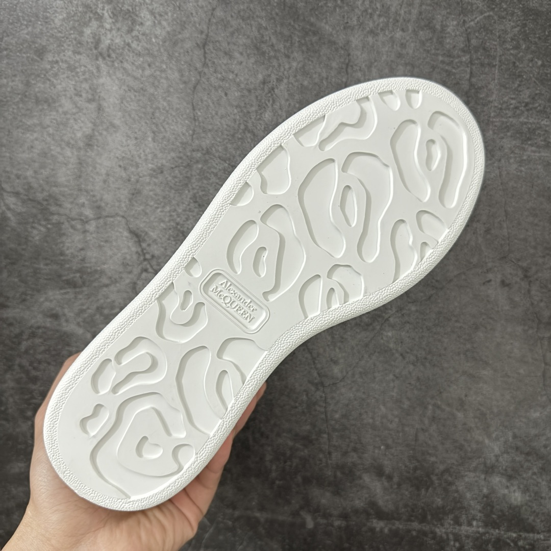 图片[9]-【HT纯原礼盒版】Alexander McQueen/亚历山大麦昆松糕鞋厚底增高小白鞋 香芋紫 全市场配色最齐(100+配色) 性价比最高 同价位品质无敌 进口丝绸亚光原版正品 水染羊皮内里 羊皮垫脚 回弹度到位 耐磨又舒适 鞋底厚4.5cm 全套原版包装 配件齐全 官方一致 凹凸定制正品原盒包装 右脚鞋舌嵌入防伪芯片装置 外盒鞋标官方二维码扫码+防伪芯片 尺码：35-40-选品中心