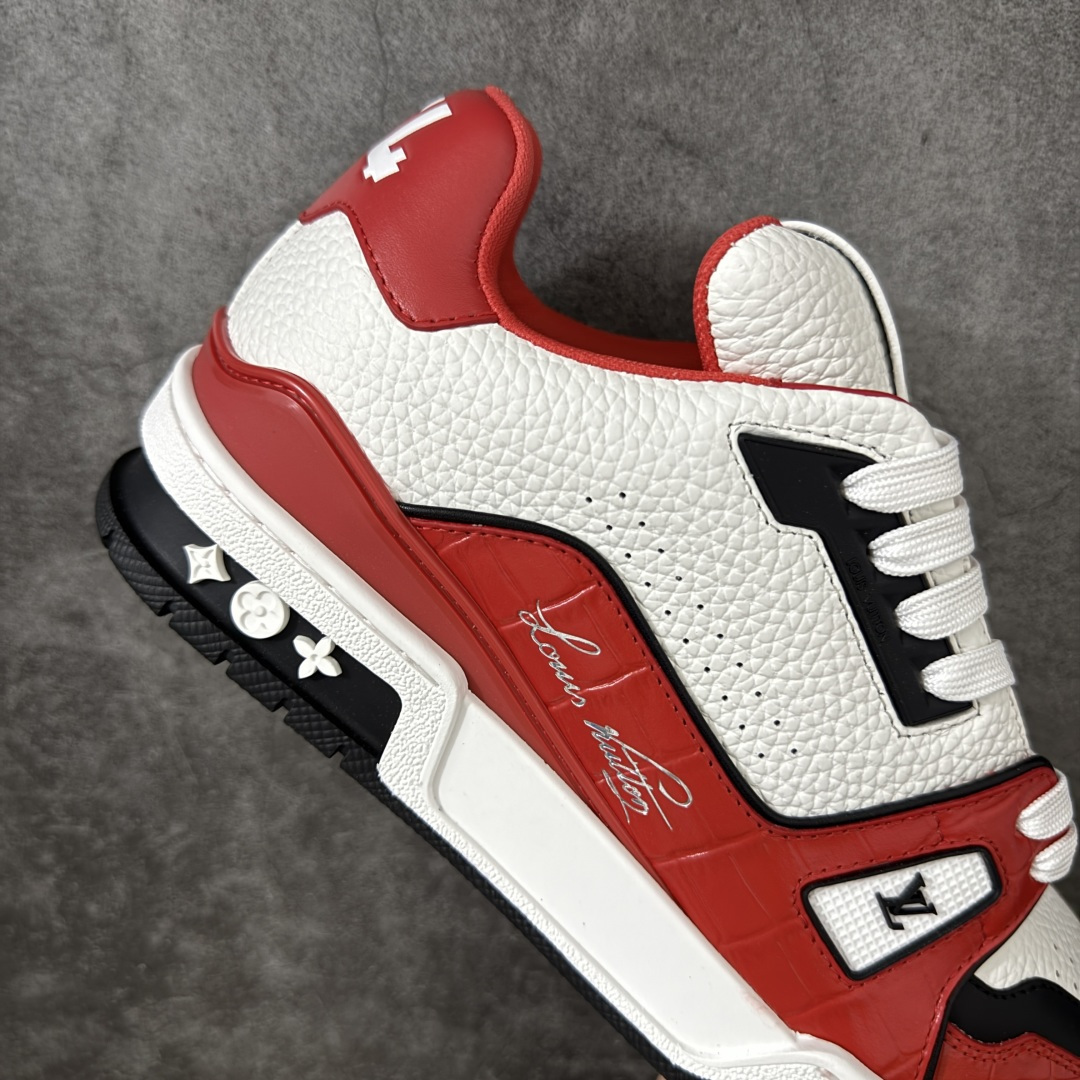 图片[7]-【专柜版/海淘代购版】 现货当天可取 LV Trainer系列高奢运动鞋 棕色拼接皮面 新款芯片顶级 潮人必备单品 同步ZP官网空胶工艺 鞋舌、挂饰均镶嵌NFC芯片感应装置 正确胶片断点式设计 中底正确还原原版油印字母比例 1：1原楦格板、楦头、刀磨全新升级！ 独家订制顶级压纹麂皮 原版开模TPU大底 质感原版一致 垫脚聚米微料加透气英伦网布 披靡市场任何版本！细节完美呈现！ 代购指定版本 全新升级最新双盒包装 扫码秒进官网！ 全套包装配件同比原版 尺码： 38-46-选品中心