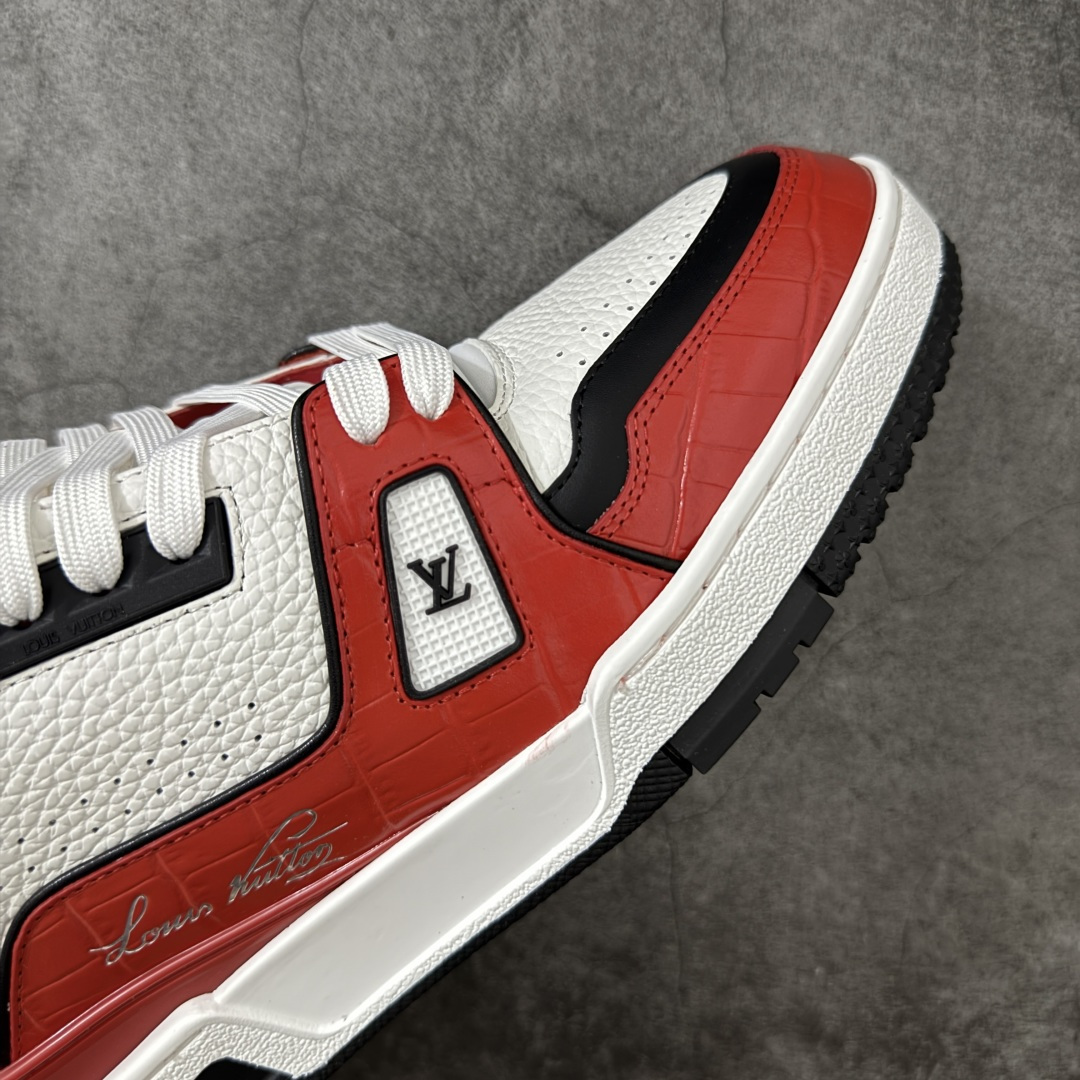 图片[6]-【专柜版/海淘代购版】 现货当天可取 LV Trainer系列高奢运动鞋 棕色拼接皮面 新款芯片顶级 潮人必备单品 同步ZP官网空胶工艺 鞋舌、挂饰均镶嵌NFC芯片感应装置 正确胶片断点式设计 中底正确还原原版油印字母比例 1：1原楦格板、楦头、刀磨全新升级！ 独家订制顶级压纹麂皮 原版开模TPU大底 质感原版一致 垫脚聚米微料加透气英伦网布 披靡市场任何版本！细节完美呈现！ 代购指定版本 全新升级最新双盒包装 扫码秒进官网！ 全套包装配件同比原版 尺码： 38-46-选品中心