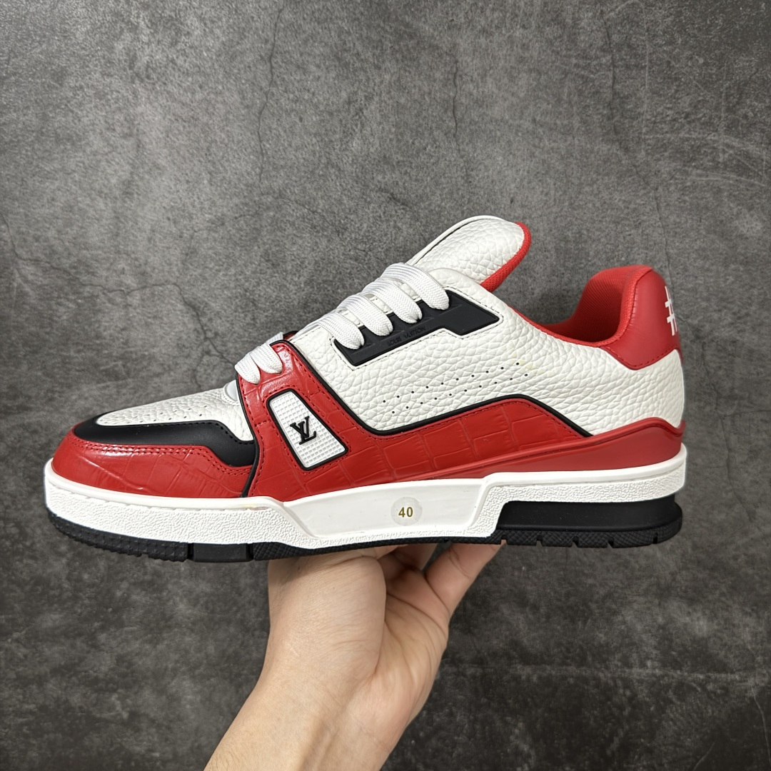 图片[2]-【专柜版/海淘代购版】 现货当天可取 LV Trainer系列高奢运动鞋 棕色拼接皮面 新款芯片顶级 潮人必备单品 同步ZP官网空胶工艺 鞋舌、挂饰均镶嵌NFC芯片感应装置 正确胶片断点式设计 中底正确还原原版油印字母比例 1：1原楦格板、楦头、刀磨全新升级！ 独家订制顶级压纹麂皮 原版开模TPU大底 质感原版一致 垫脚聚米微料加透气英伦网布 披靡市场任何版本！细节完美呈现！ 代购指定版本 全新升级最新双盒包装 扫码秒进官网！ 全套包装配件同比原版 尺码： 38-46-选品中心