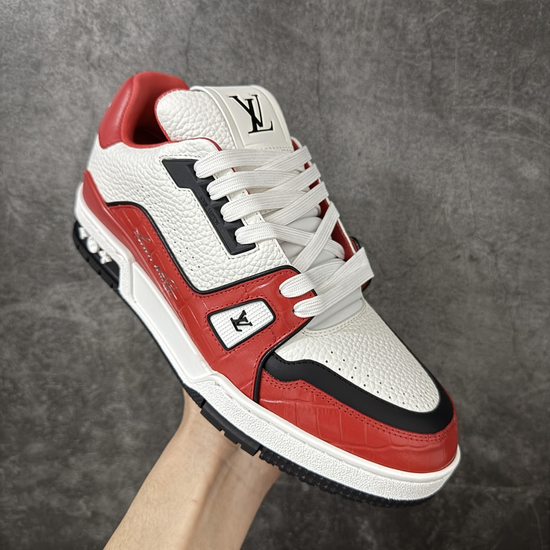 图片[3]-【专柜版/海淘代购版】 现货当天可取 LV Trainer系列高奢运动鞋 棕色拼接皮面 新款芯片顶级 潮人必备单品 同步ZP官网空胶工艺 鞋舌、挂饰均镶嵌NFC芯片感应装置 正确胶片断点式设计 中底正确还原原版油印字母比例 1：1原楦格板、楦头、刀磨全新升级！ 独家订制顶级压纹麂皮 原版开模TPU大底 质感原版一致 垫脚聚米微料加透气英伦网布 披靡市场任何版本！细节完美呈现！ 代购指定版本 全新升级最新双盒包装 扫码秒进官网！ 全套包装配件同比原版 尺码： 38-46-选品中心