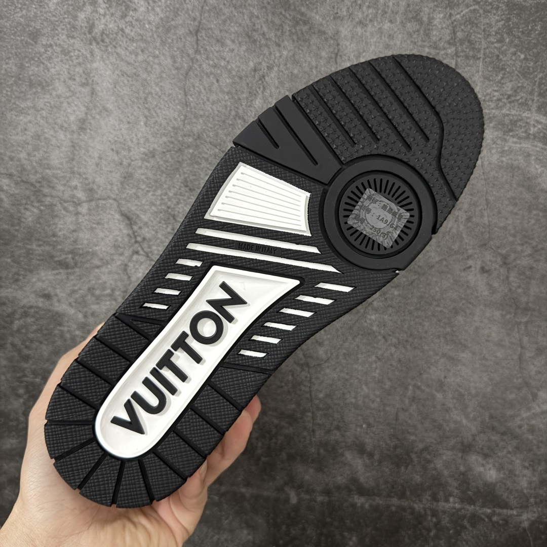 图片[9]-【专柜版/海淘代购版】 现货当天可取 LV Trainer系列高奢运动鞋 棕色拼接皮面 新款芯片顶级 潮人必备单品 同步ZP官网空胶工艺 鞋舌、挂饰均镶嵌NFC芯片感应装置 正确胶片断点式设计 中底正确还原原版油印字母比例 1：1原楦格板、楦头、刀磨全新升级！ 独家订制顶级压纹麂皮 原版开模TPU大底 质感原版一致 垫脚聚米微料加透气英伦网布 披靡市场任何版本！细节完美呈现！ 代购指定版本 全新升级最新双盒包装 扫码秒进官网！ 全套包装配件同比原版 尺码： 38-46-选品中心