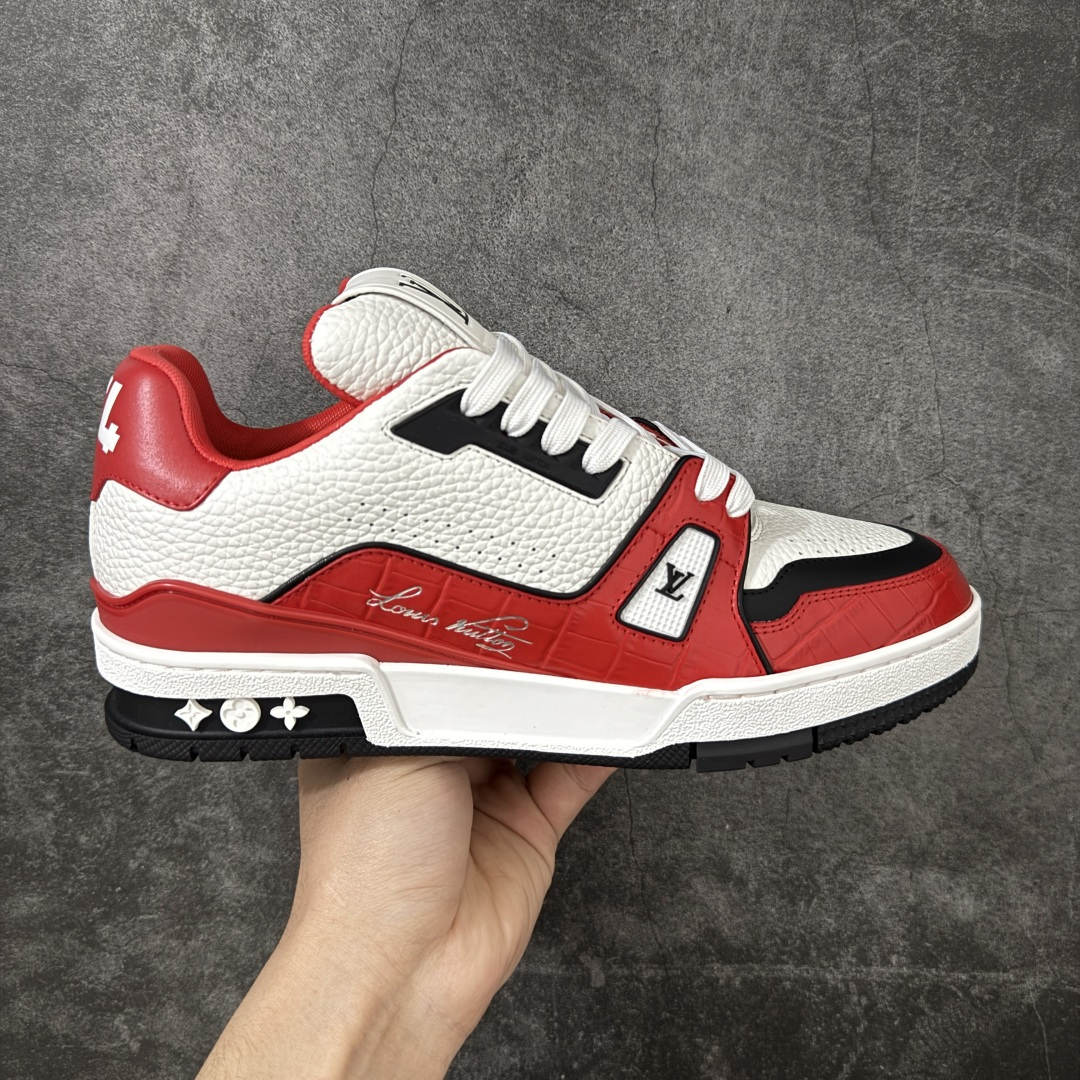 【专柜版/海淘代购版】 现货当天可取 LV Trainer系列高奢运动鞋 棕色拼接皮面 新款芯片顶级 潮人必备单品 同步ZP官网空胶工艺 鞋舌、挂饰均镶嵌NFC芯片感应装置 正确胶片断点式设计 中底正确还原原版油印字母比例 1：1原楦格板、楦头、刀磨全新升级！ 独家订制顶级压纹麂皮 原版开模TPU大底 质感原版一致 垫脚聚米微料加透气英伦网布 披靡市场任何版本！细节完美呈现！ 代购指定版本 全新升级最新双盒包装 扫码秒进官网！ 全套包装配件同比原版 尺码： 38-46-选品中心