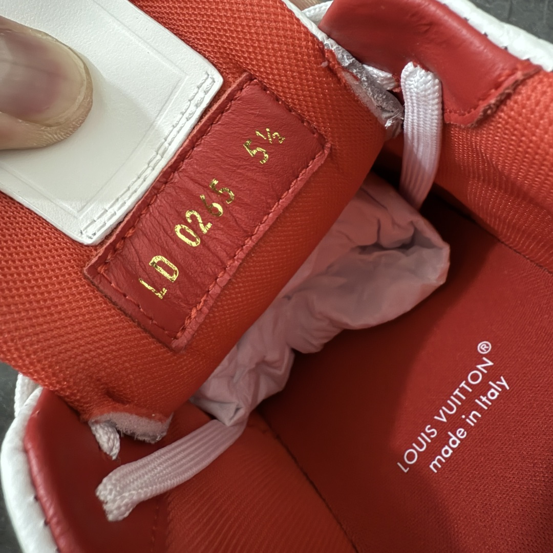 图片[8]-【专柜版/海淘代购版】 现货当天可取 LV Trainer系列高奢运动鞋 棕色拼接皮面 新款芯片顶级 潮人必备单品 同步ZP官网空胶工艺 鞋舌、挂饰均镶嵌NFC芯片感应装置 正确胶片断点式设计 中底正确还原原版油印字母比例 1：1原楦格板、楦头、刀磨全新升级！ 独家订制顶级压纹麂皮 原版开模TPU大底 质感原版一致 垫脚聚米微料加透气英伦网布 披靡市场任何版本！细节完美呈现！ 代购指定版本 全新升级最新双盒包装 扫码秒进官网！ 全套包装配件同比原版 尺码： 38-46-选品中心