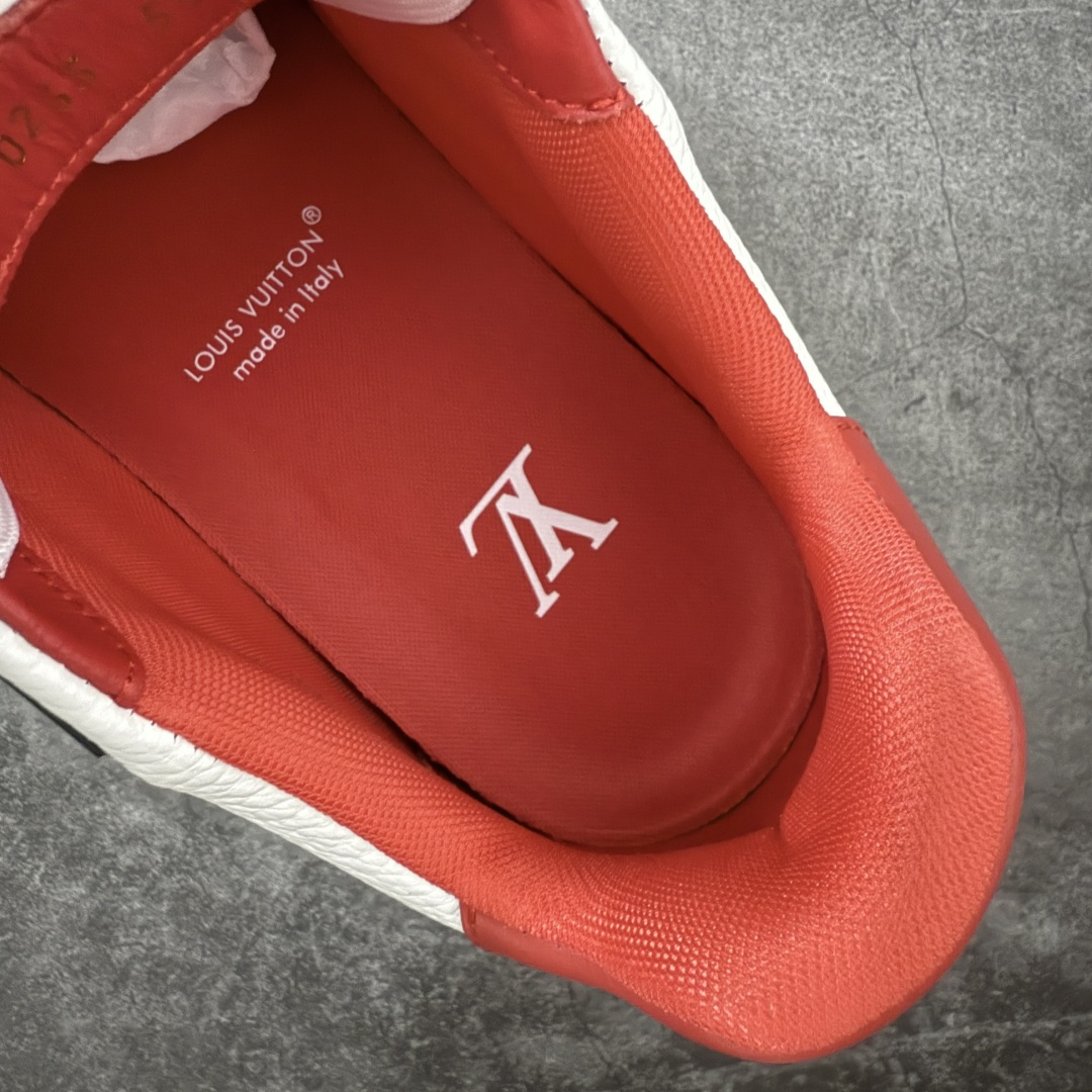 图片[9]-【专柜版/海淘代购版】 现货当天可取 LV Trainer系列高奢运动鞋 棕色拼接皮面 新款芯片顶级 潮人必备单品 同步ZP官网空胶工艺 鞋舌、挂饰均镶嵌NFC芯片感应装置 正确胶片断点式设计 中底正确还原原版油印字母比例 1：1原楦格板、楦头、刀磨全新升级！ 独家订制顶级压纹麂皮 原版开模TPU大底 质感原版一致 垫脚聚米微料加透气英伦网布 披靡市场任何版本！细节完美呈现！ 代购指定版本 全新升级最新双盒包装 扫码秒进官网！ 全套包装配件同比原版 尺码： 38-46-选品中心