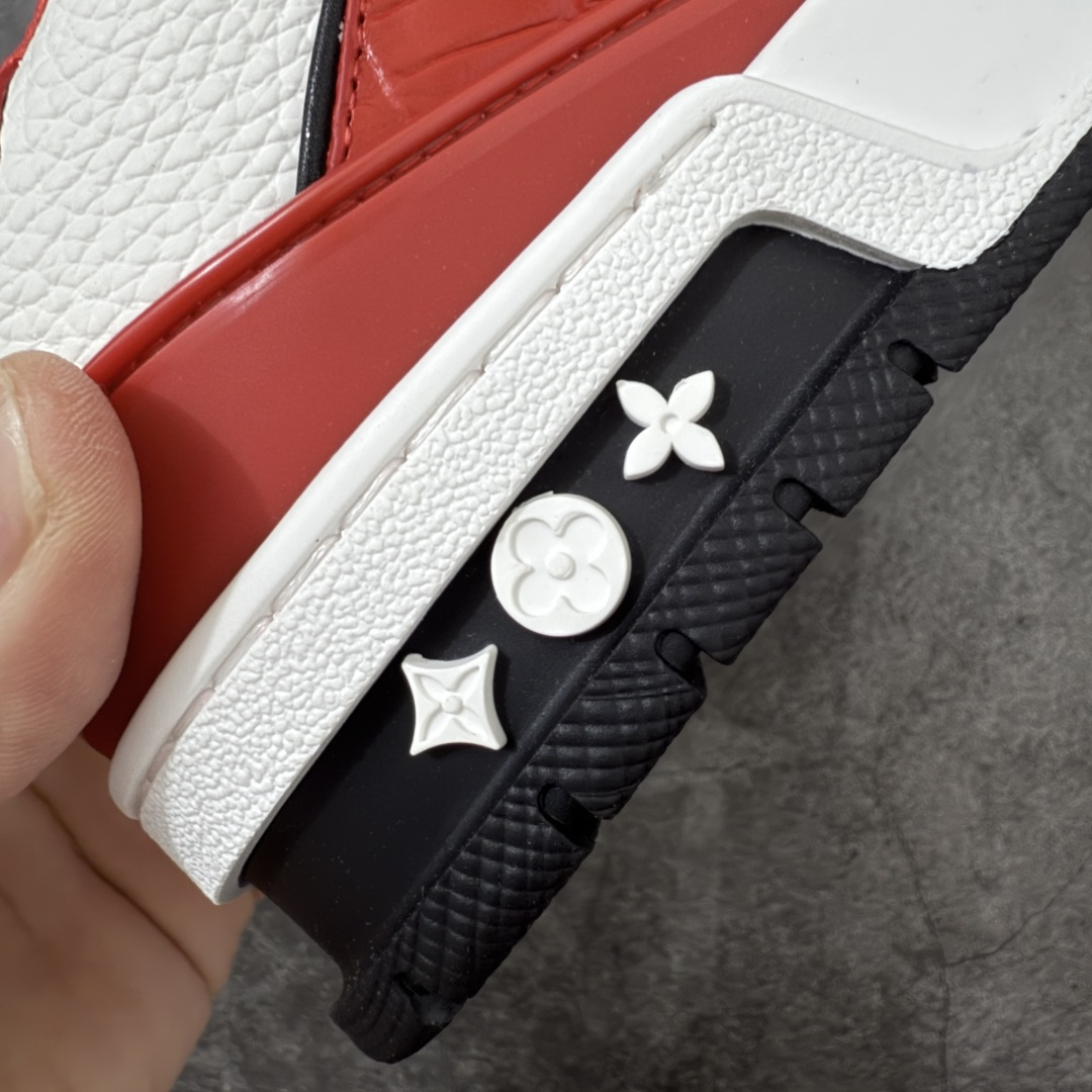 图片[3]-【专柜版/海淘代购版】 现货当天可取 LV Trainer系列高奢运动鞋 棕色拼接皮面 新款芯片顶级 潮人必备单品 同步ZP官网空胶工艺 鞋舌、挂饰均镶嵌NFC芯片感应装置 正确胶片断点式设计 中底正确还原原版油印字母比例 1：1原楦格板、楦头、刀磨全新升级！ 独家订制顶级压纹麂皮 原版开模TPU大底 质感原版一致 垫脚聚米微料加透气英伦网布 披靡市场任何版本！细节完美呈现！ 代购指定版本 全新升级最新双盒包装 扫码秒进官网！ 全套包装配件同比原版 尺码： 38-46-选品中心