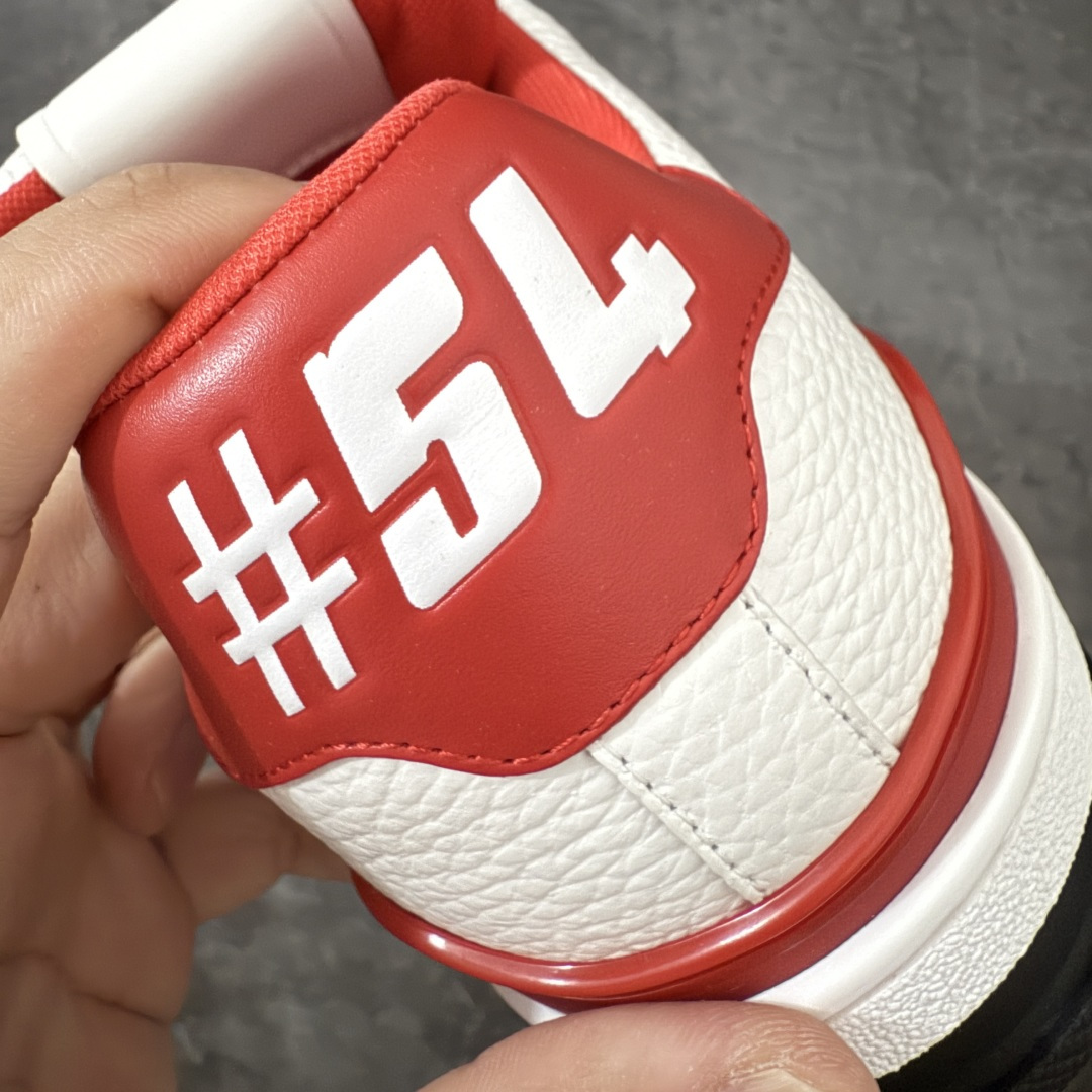 图片[2]-【专柜版/海淘代购版】 现货当天可取 LV Trainer系列高奢运动鞋 棕色拼接皮面 新款芯片顶级 潮人必备单品 同步ZP官网空胶工艺 鞋舌、挂饰均镶嵌NFC芯片感应装置 正确胶片断点式设计 中底正确还原原版油印字母比例 1：1原楦格板、楦头、刀磨全新升级！ 独家订制顶级压纹麂皮 原版开模TPU大底 质感原版一致 垫脚聚米微料加透气英伦网布 披靡市场任何版本！细节完美呈现！ 代购指定版本 全新升级最新双盒包装 扫码秒进官网！ 全套包装配件同比原版 尺码： 38-46-选品中心