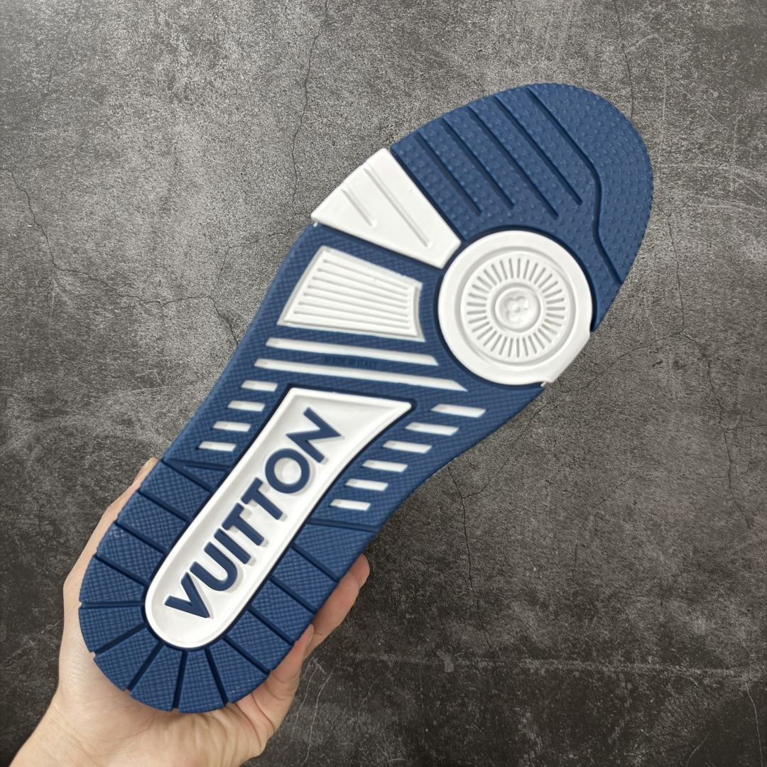 图片[9]-【性价比礼盒版本】LV Trainer 白蓝牛仔 双层飞机礼盒 中高端品质 价格超值不杀猪 非市面假特价版本 广东产 顶级品质 真材实料 不偷材料 市售数一数二的好货 放眼市场同价格绝对找不到比他更好的货⚠️ 工厂长期补货 价格优势供应 所有配色均原版购入开发打造 正确原版 超高还原度 空胶工艺 各细节到位 鞋面为细柔小牛皮 厚实织物鞋带正确扣子配件 正确牛仔布料无色差 图案对版对位 白色软质荔枝皮 老花压印到位 细节 版型全都没毛病 正确鞋垫 中高端零售 杀猪这个版本没毛病 品质见实拍 无需过多文案赘述！ 尺码： 35-45-选品中心