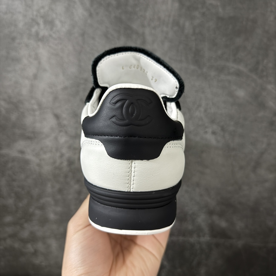 图片[4]-【莞产礼盒版】Chanel 香奈儿 26S新款棒球鞋 莞产顶级纯原 官方最新花纹礼盒顶级包装官方同步 Chanel 香奈儿最新菱格小球鞋 四季百搭 coco女孩必入 隐藏款网球鞋 秀气高级好看 非常舒适！ 鞋面原版定制胎牛油皮 牛反绒 原版进口透气绒布 小羊皮内里 原版开模碎钉钉橡胶 原厂TPU组合大底 尺码35 36 37 38 39 40-选品中心