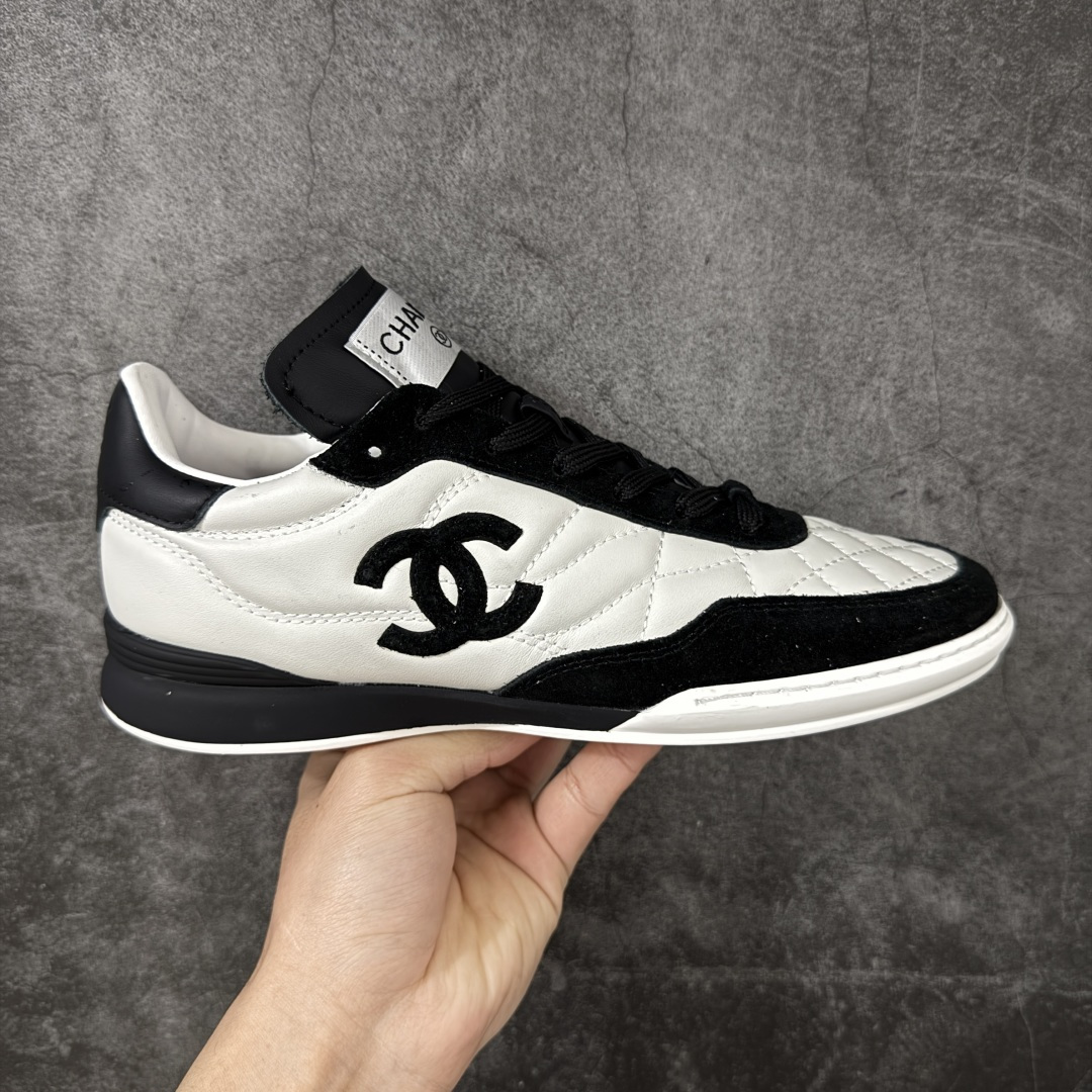【莞产礼盒版】Chanel 香奈儿 26S新款棒球鞋 莞产顶级纯原 官方最新花纹礼盒顶级包装官方同步 Chanel 香奈儿最新菱格小球鞋 四季百搭 coco女孩必入 隐藏款网球鞋 秀气高级好看 非常舒适！ 鞋面原版定制胎牛油皮 牛反绒 原版进口透气绒布 小羊皮内里 原版开模碎钉钉橡胶 原厂TPU组合大底 尺码35 36 37 38 39 40-选品中心