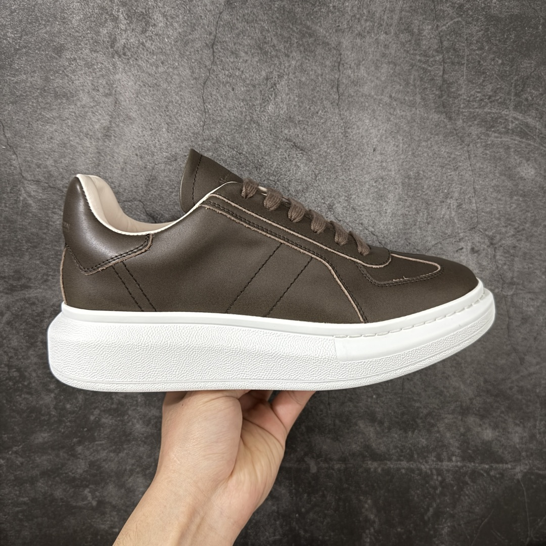 【HT纯原礼盒版】Alexander McQueen/亚历山大麦昆松糕鞋厚底增高小白鞋 灰棕色 全市场配色最齐(100+配色) 性价比最高 同价位品质无敌 进口丝绸亚光原版正品 水染羊皮内里 羊皮垫脚 回弹度到位 耐磨又舒适 鞋底厚4.5cm 全套原版包装 配件齐全 官方一致 凹凸定制正品原盒包装 右脚鞋舌嵌入防伪芯片装置 外盒鞋标官方二维码扫码+防伪芯片 尺码：40-45-选品中心