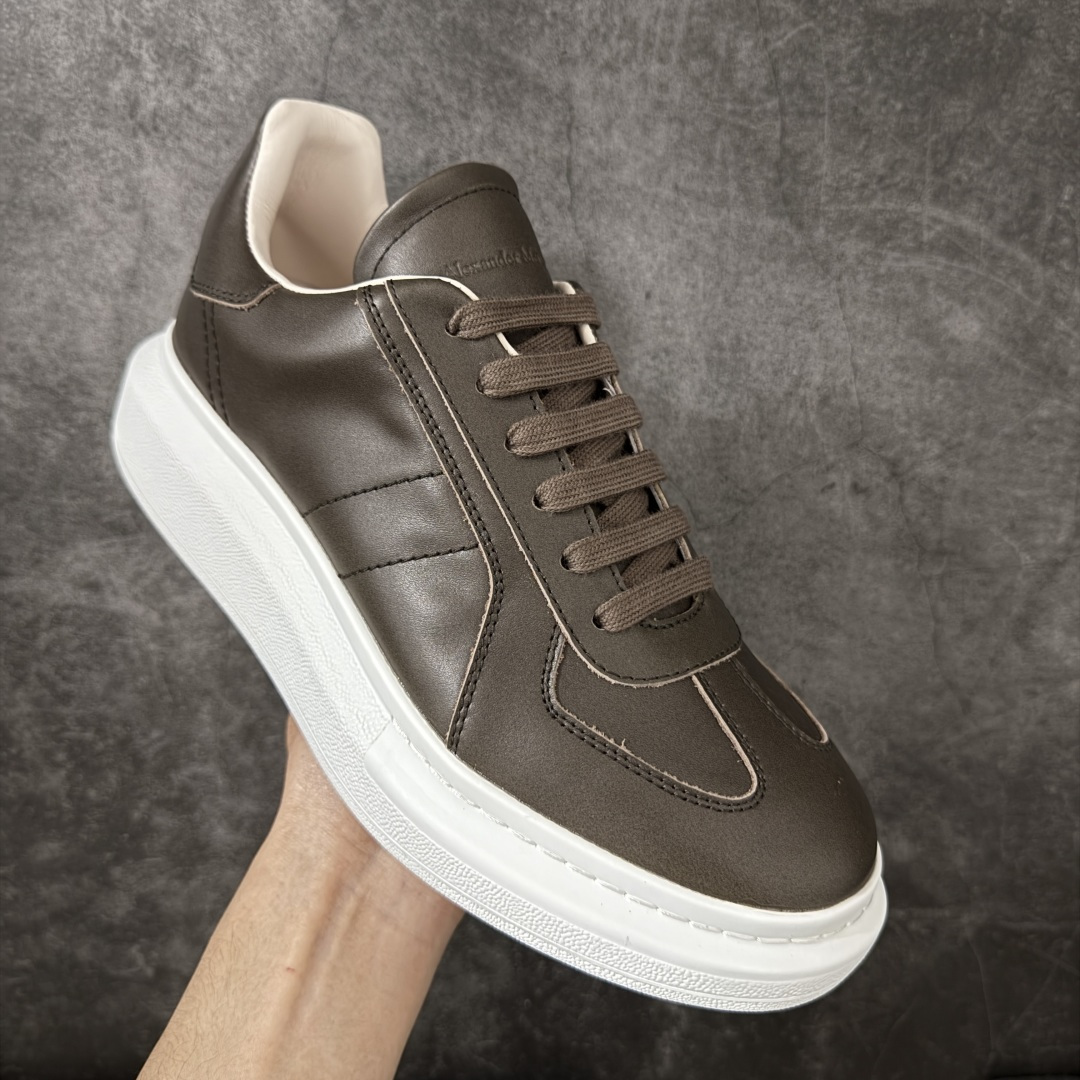 图片[3]-【HT纯原礼盒版】Alexander McQueen/亚历山大麦昆松糕鞋厚底增高小白鞋 灰棕色 全市场配色最齐(100+配色) 性价比最高 同价位品质无敌 进口丝绸亚光原版正品 水染羊皮内里 羊皮垫脚 回弹度到位 耐磨又舒适 鞋底厚4.5cm 全套原版包装 配件齐全 官方一致 凹凸定制正品原盒包装 右脚鞋舌嵌入防伪芯片装置 外盒鞋标官方二维码扫码+防伪芯片 尺码：40-45-选品中心