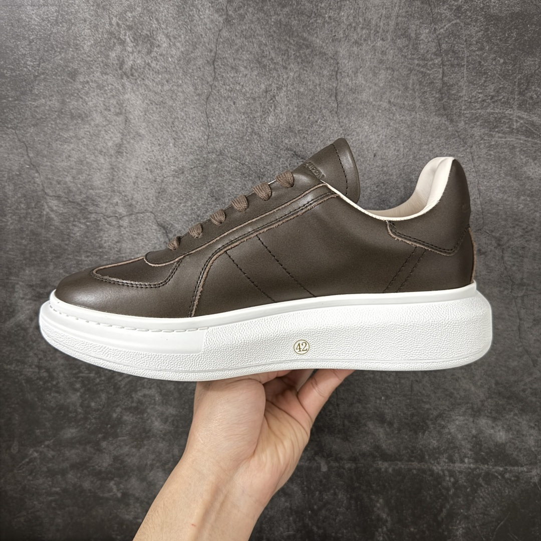 图片[2]-【HT纯原礼盒版】Alexander McQueen/亚历山大麦昆松糕鞋厚底增高小白鞋 灰棕色 全市场配色最齐(100+配色) 性价比最高 同价位品质无敌 进口丝绸亚光原版正品 水染羊皮内里 羊皮垫脚 回弹度到位 耐磨又舒适 鞋底厚4.5cm 全套原版包装 配件齐全 官方一致 凹凸定制正品原盒包装 右脚鞋舌嵌入防伪芯片装置 外盒鞋标官方二维码扫码+防伪芯片 尺码：40-45-选品中心