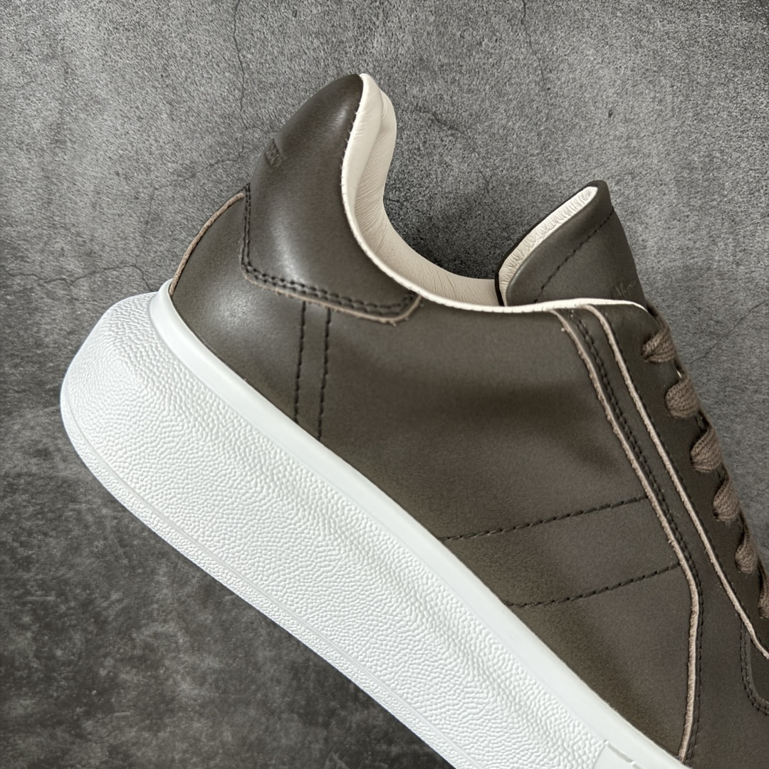 图片[7]-【HT纯原礼盒版】Alexander McQueen/亚历山大麦昆松糕鞋厚底增高小白鞋 灰棕色 全市场配色最齐(100+配色) 性价比最高 同价位品质无敌 进口丝绸亚光原版正品 水染羊皮内里 羊皮垫脚 回弹度到位 耐磨又舒适 鞋底厚4.5cm 全套原版包装 配件齐全 官方一致 凹凸定制正品原盒包装 右脚鞋舌嵌入防伪芯片装置 外盒鞋标官方二维码扫码+防伪芯片 尺码：40-45-选品中心