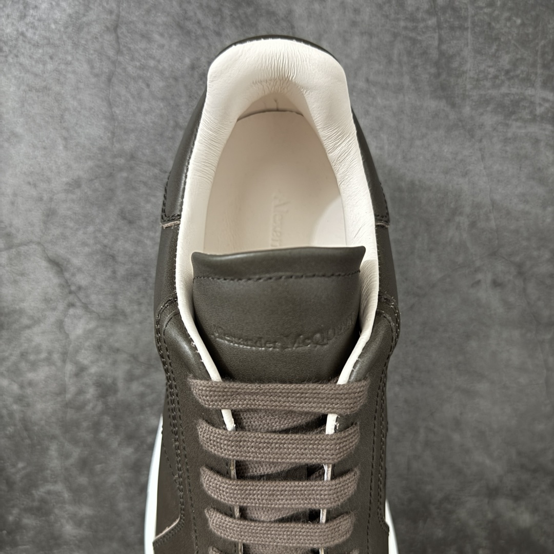 图片[8]-【HT纯原礼盒版】Alexander McQueen/亚历山大麦昆松糕鞋厚底增高小白鞋 灰棕色 全市场配色最齐(100+配色) 性价比最高 同价位品质无敌 进口丝绸亚光原版正品 水染羊皮内里 羊皮垫脚 回弹度到位 耐磨又舒适 鞋底厚4.5cm 全套原版包装 配件齐全 官方一致 凹凸定制正品原盒包装 右脚鞋舌嵌入防伪芯片装置 外盒鞋标官方二维码扫码+防伪芯片 尺码：40-45-选品中心