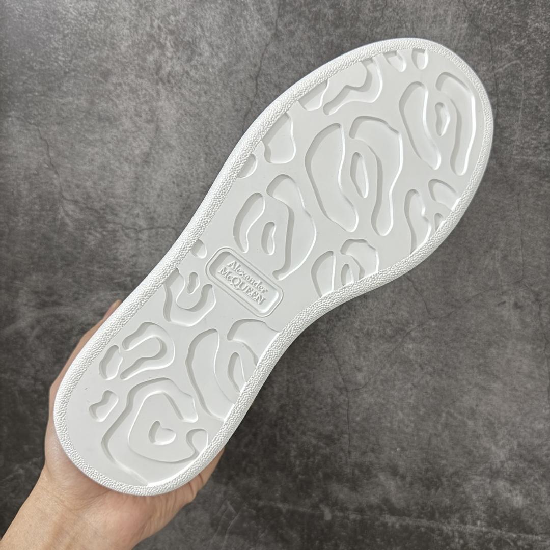 图片[9]-【HT纯原礼盒版】Alexander McQueen/亚历山大麦昆松糕鞋厚底增高小白鞋 灰棕色 全市场配色最齐(100+配色) 性价比最高 同价位品质无敌 进口丝绸亚光原版正品 水染羊皮内里 羊皮垫脚 回弹度到位 耐磨又舒适 鞋底厚4.5cm 全套原版包装 配件齐全 官方一致 凹凸定制正品原盒包装 右脚鞋舌嵌入防伪芯片装置 外盒鞋标官方二维码扫码+防伪芯片 尺码：40-45-选品中心