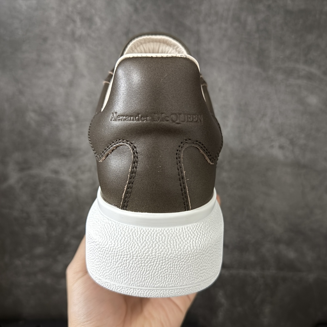 图片[4]-【HT纯原礼盒版】Alexander McQueen/亚历山大麦昆松糕鞋厚底增高小白鞋 灰棕色 全市场配色最齐(100+配色) 性价比最高 同价位品质无敌 进口丝绸亚光原版正品 水染羊皮内里 羊皮垫脚 回弹度到位 耐磨又舒适 鞋底厚4.5cm 全套原版包装 配件齐全 官方一致 凹凸定制正品原盒包装 右脚鞋舌嵌入防伪芯片装置 外盒鞋标官方二维码扫码+防伪芯片 尺码：40-45-选品中心