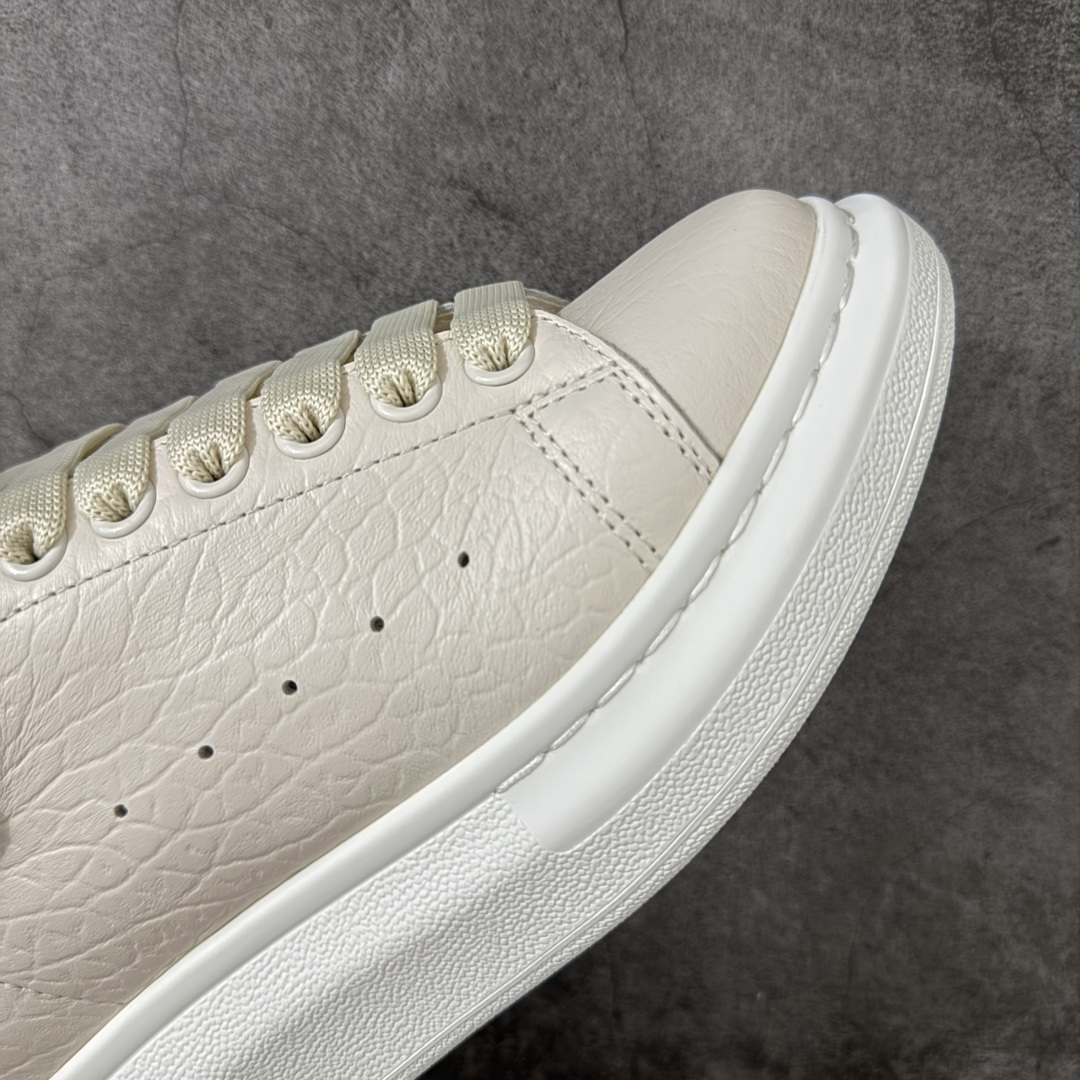 图片[6]-【HT纯原礼盒版】Alexander McQueen/亚历山大麦昆松糕鞋厚底增高小白鞋 象纹灰尾 全市场配色最齐(100+配色) 性价比最高 同价位品质无敌 进口丝绸亚光原版正品 水染羊皮内里 羊皮垫脚 回弹度到位 耐磨又舒适 鞋底厚4.5cm 全套原版包装 配件齐全 官方一致 凹凸定制正品原盒包装 右脚鞋舌嵌入防伪芯片装置 外盒鞋标官方二维码扫码+防伪芯片 尺码：35-45-选品中心