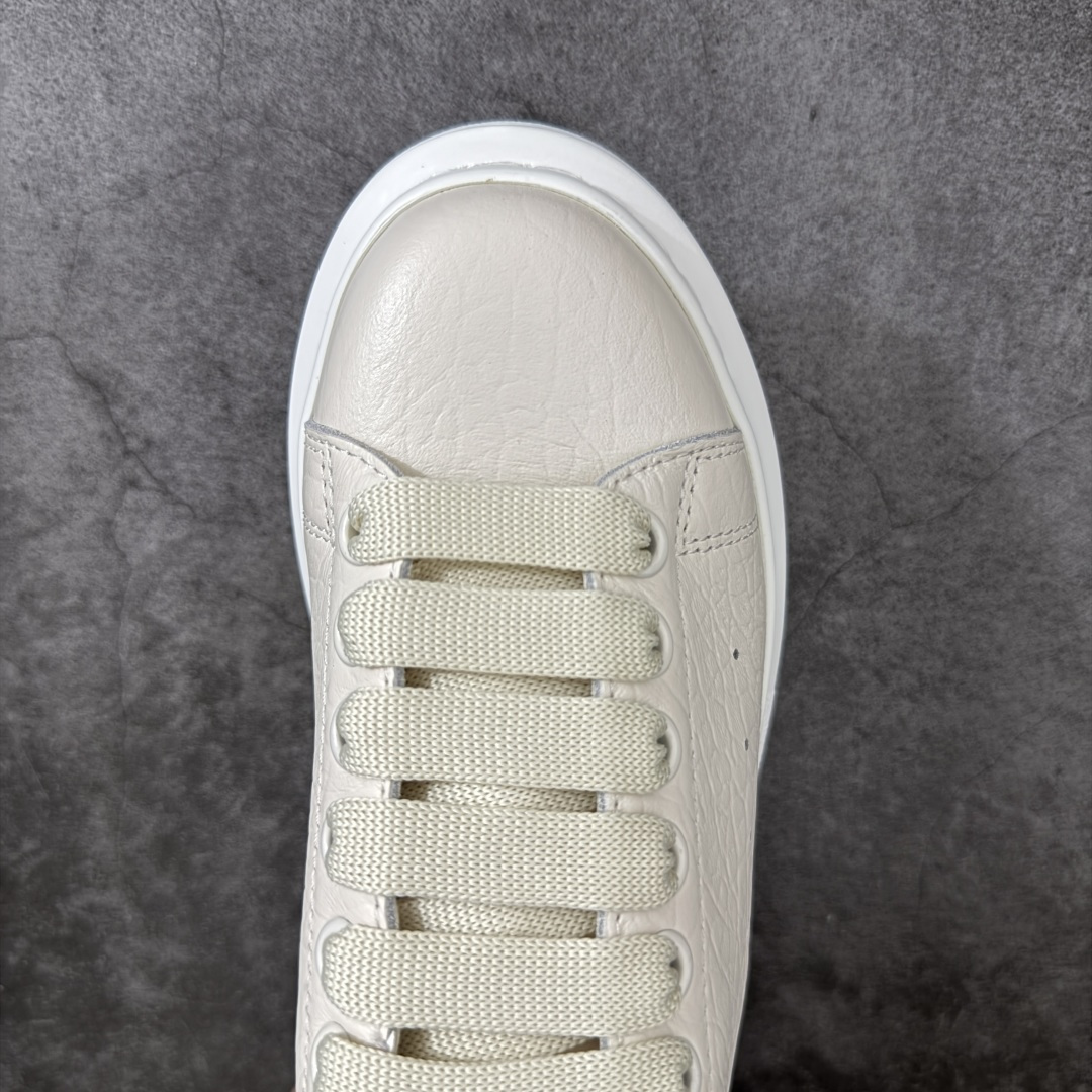 图片[5]-【HT纯原礼盒版】Alexander McQueen/亚历山大麦昆松糕鞋厚底增高小白鞋 象纹灰尾 全市场配色最齐(100+配色) 性价比最高 同价位品质无敌 进口丝绸亚光原版正品 水染羊皮内里 羊皮垫脚 回弹度到位 耐磨又舒适 鞋底厚4.5cm 全套原版包装 配件齐全 官方一致 凹凸定制正品原盒包装 右脚鞋舌嵌入防伪芯片装置 外盒鞋标官方二维码扫码+防伪芯片 尺码：35-45-选品中心