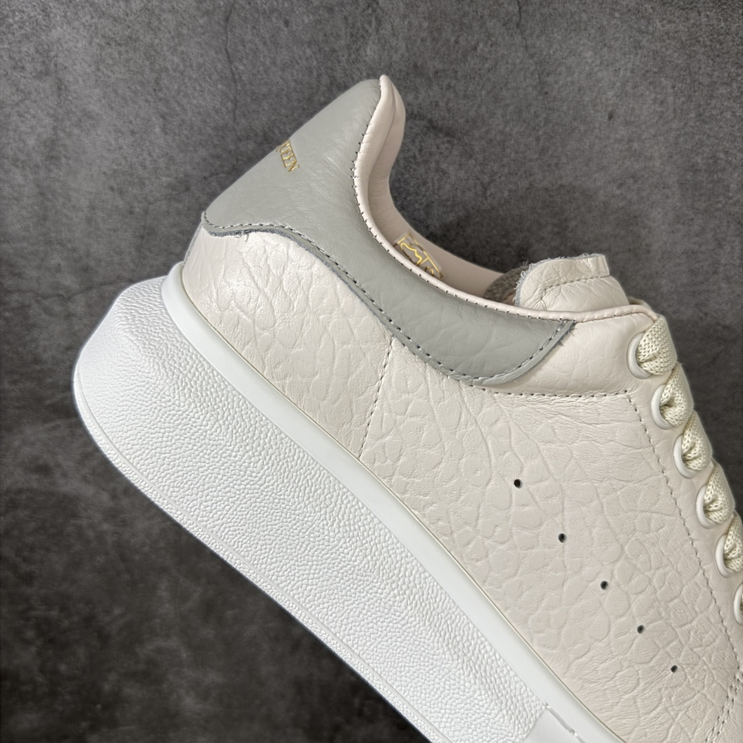 图片[7]-【HT纯原礼盒版】Alexander McQueen/亚历山大麦昆松糕鞋厚底增高小白鞋 象纹灰尾 全市场配色最齐(100+配色) 性价比最高 同价位品质无敌 进口丝绸亚光原版正品 水染羊皮内里 羊皮垫脚 回弹度到位 耐磨又舒适 鞋底厚4.5cm 全套原版包装 配件齐全 官方一致 凹凸定制正品原盒包装 右脚鞋舌嵌入防伪芯片装置 外盒鞋标官方二维码扫码+防伪芯片 尺码：35-45-选品中心