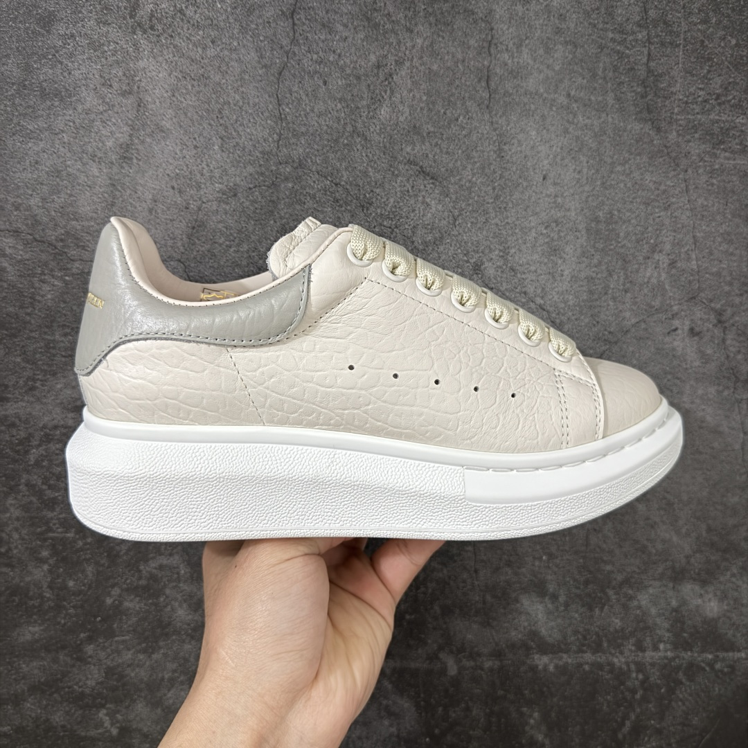 【HT纯原礼盒版】Alexander McQueen/亚历山大麦昆松糕鞋厚底增高小白鞋 象纹灰尾 全市场配色最齐(100+配色) 性价比最高 同价位品质无敌 进口丝绸亚光原版正品 水染羊皮内里 羊皮垫脚 回弹度到位 耐磨又舒适 鞋底厚4.5cm 全套原版包装 配件齐全 官方一致 凹凸定制正品原盒包装 右脚鞋舌嵌入防伪芯片装置 外盒鞋标官方二维码扫码+防伪芯片 尺码：35-45-选品中心