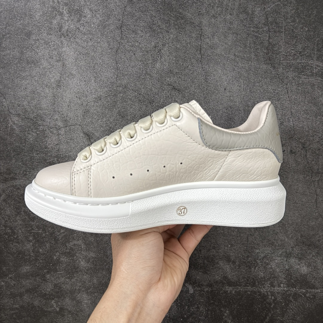 图片[2]-【HT纯原礼盒版】Alexander McQueen/亚历山大麦昆松糕鞋厚底增高小白鞋 象纹灰尾 全市场配色最齐(100+配色) 性价比最高 同价位品质无敌 进口丝绸亚光原版正品 水染羊皮内里 羊皮垫脚 回弹度到位 耐磨又舒适 鞋底厚4.5cm 全套原版包装 配件齐全 官方一致 凹凸定制正品原盒包装 右脚鞋舌嵌入防伪芯片装置 外盒鞋标官方二维码扫码+防伪芯片 尺码：35-45-选品中心