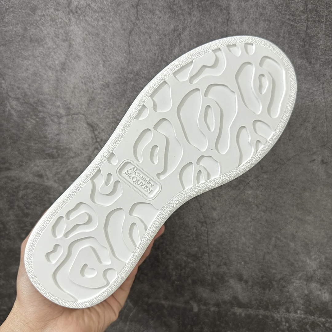 图片[9]-【HT纯原礼盒版】Alexander McQueen/亚历山大麦昆松糕鞋厚底增高小白鞋 象纹灰尾 全市场配色最齐(100+配色) 性价比最高 同价位品质无敌 进口丝绸亚光原版正品 水染羊皮内里 羊皮垫脚 回弹度到位 耐磨又舒适 鞋底厚4.5cm 全套原版包装 配件齐全 官方一致 凹凸定制正品原盒包装 右脚鞋舌嵌入防伪芯片装置 外盒鞋标官方二维码扫码+防伪芯片 尺码：35-45-选品中心