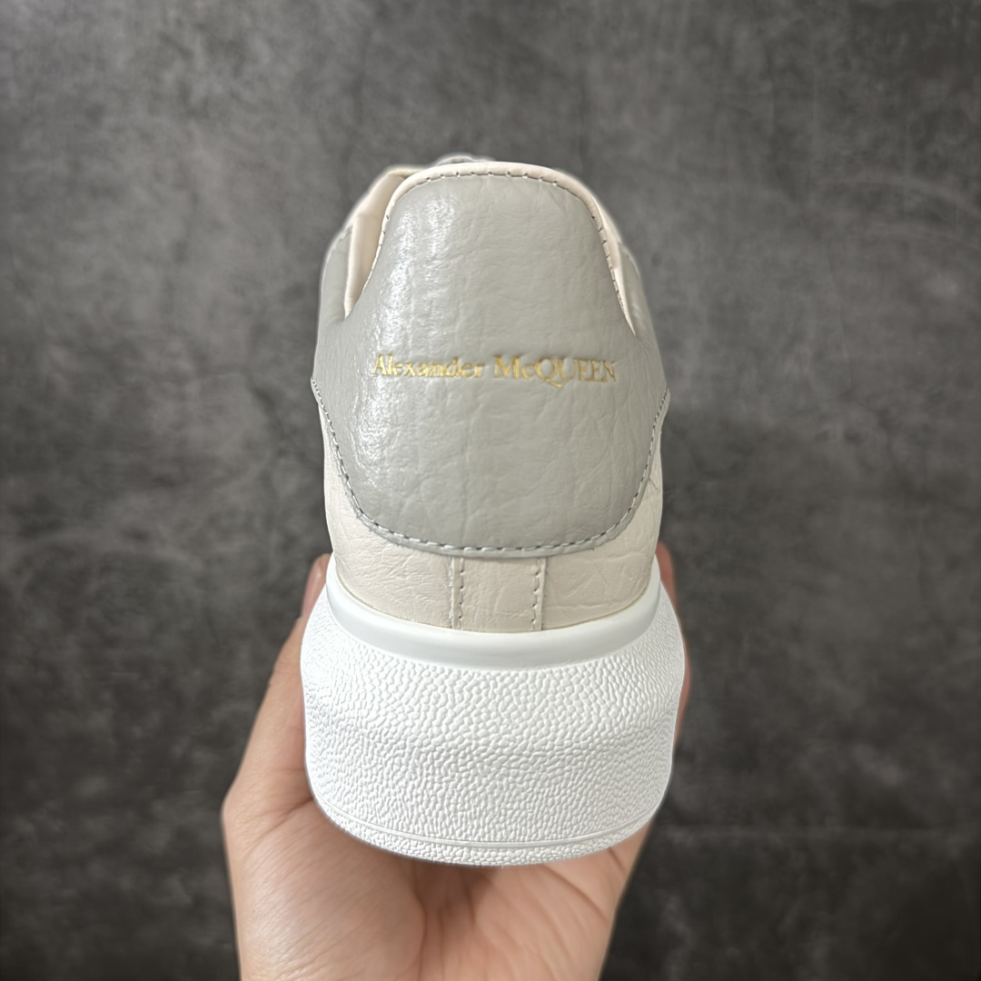 图片[4]-【HT纯原礼盒版】Alexander McQueen/亚历山大麦昆松糕鞋厚底增高小白鞋 象纹灰尾 全市场配色最齐(100+配色) 性价比最高 同价位品质无敌 进口丝绸亚光原版正品 水染羊皮内里 羊皮垫脚 回弹度到位 耐磨又舒适 鞋底厚4.5cm 全套原版包装 配件齐全 官方一致 凹凸定制正品原盒包装 右脚鞋舌嵌入防伪芯片装置 外盒鞋标官方二维码扫码+防伪芯片 尺码：35-45-选品中心