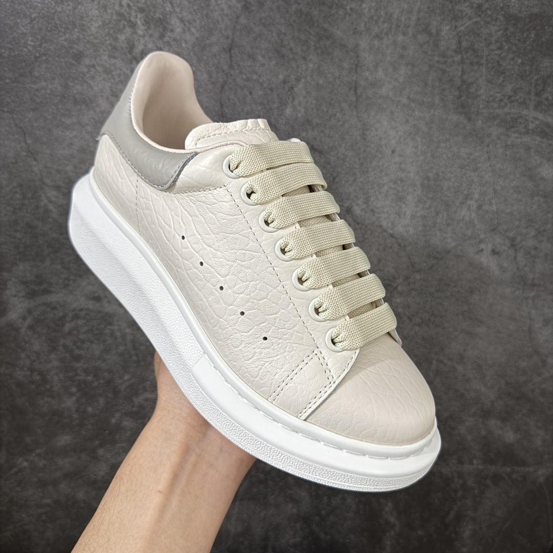 图片[3]-【HT纯原礼盒版】Alexander McQueen/亚历山大麦昆松糕鞋厚底增高小白鞋 象纹灰尾 全市场配色最齐(100+配色) 性价比最高 同价位品质无敌 进口丝绸亚光原版正品 水染羊皮内里 羊皮垫脚 回弹度到位 耐磨又舒适 鞋底厚4.5cm 全套原版包装 配件齐全 官方一致 凹凸定制正品原盒包装 右脚鞋舌嵌入防伪芯片装置 外盒鞋标官方二维码扫码+防伪芯片 尺码：35-45-选品中心