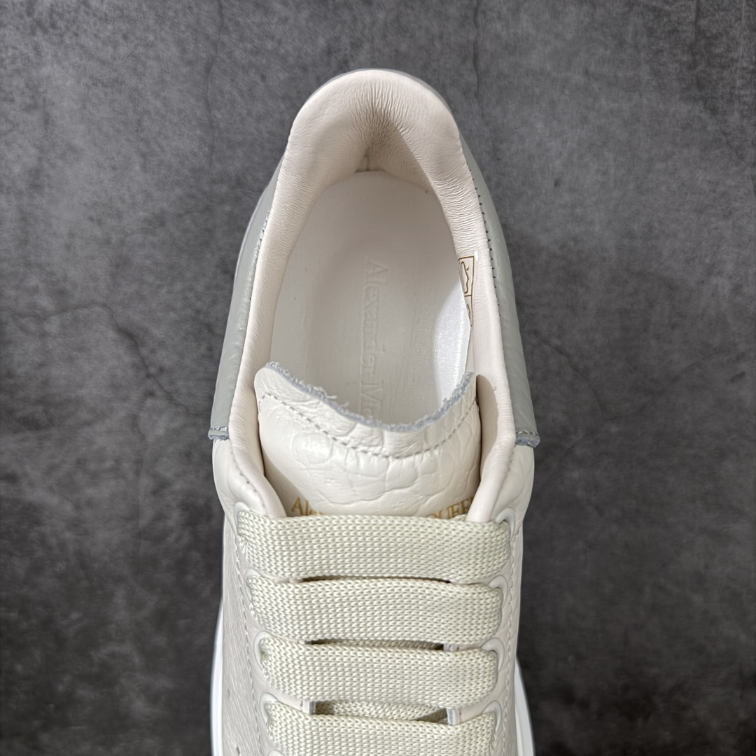 图片[8]-【HT纯原礼盒版】Alexander McQueen/亚历山大麦昆松糕鞋厚底增高小白鞋 象纹灰尾 全市场配色最齐(100+配色) 性价比最高 同价位品质无敌 进口丝绸亚光原版正品 水染羊皮内里 羊皮垫脚 回弹度到位 耐磨又舒适 鞋底厚4.5cm 全套原版包装 配件齐全 官方一致 凹凸定制正品原盒包装 右脚鞋舌嵌入防伪芯片装置 外盒鞋标官方二维码扫码+防伪芯片 尺码：35-45-选品中心