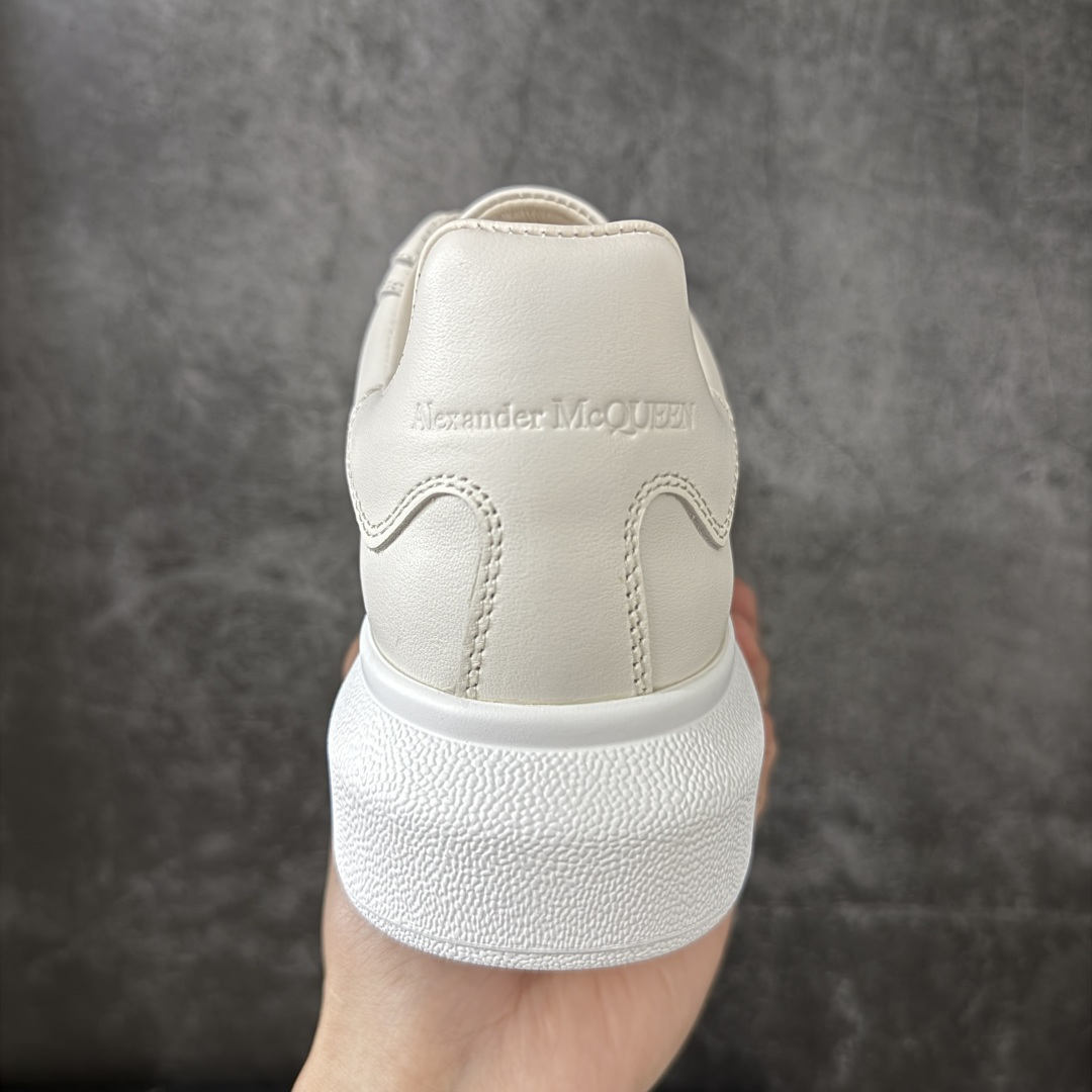 图片[4]-【HT纯原礼盒版】Alexander McQueen/亚历山大麦昆松糕鞋厚底增高小白鞋 米色 全市场配色最齐(100+配色) 性价比最高 同价位品质无敌 进口丝绸亚光原版正品 水染羊皮内里 羊皮垫脚 回弹度到位 耐磨又舒适 鞋底厚4.5cm 全套原版包装 配件齐全 官方一致 凹凸定制正品原盒包装 右脚鞋舌嵌入防伪芯片装置 外盒鞋标官方二维码扫码+防伪芯片 尺码：35-38-选品中心
