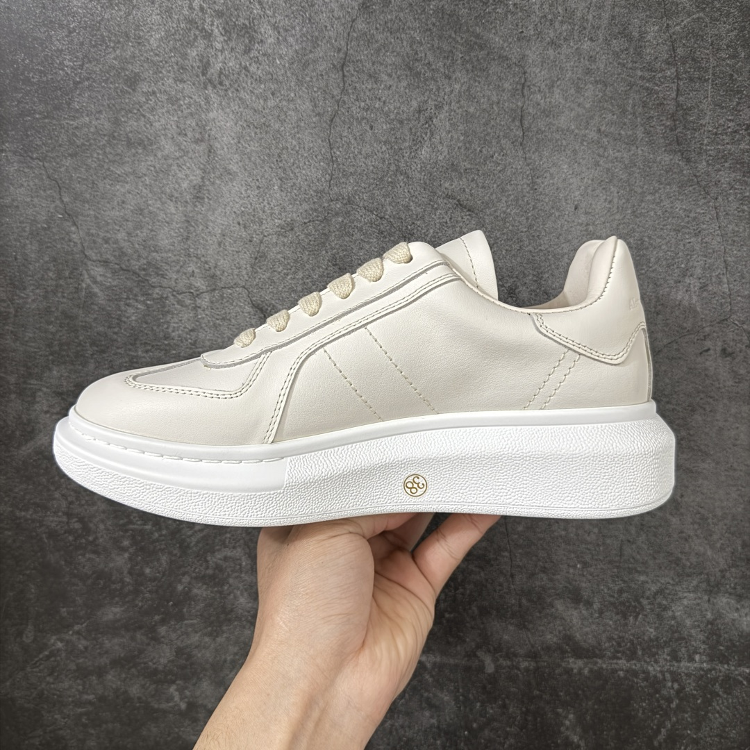 图片[2]-【HT纯原礼盒版】Alexander McQueen/亚历山大麦昆松糕鞋厚底增高小白鞋 米色 全市场配色最齐(100+配色) 性价比最高 同价位品质无敌 进口丝绸亚光原版正品 水染羊皮内里 羊皮垫脚 回弹度到位 耐磨又舒适 鞋底厚4.5cm 全套原版包装 配件齐全 官方一致 凹凸定制正品原盒包装 右脚鞋舌嵌入防伪芯片装置 外盒鞋标官方二维码扫码+防伪芯片 尺码：35-38-选品中心