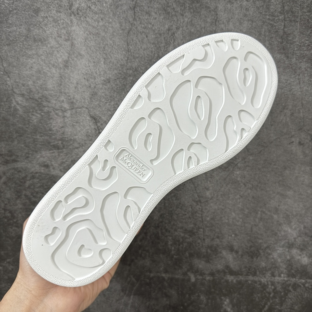 图片[9]-【HT纯原礼盒版】Alexander McQueen/亚历山大麦昆松糕鞋厚底增高小白鞋 米色 全市场配色最齐(100+配色) 性价比最高 同价位品质无敌 进口丝绸亚光原版正品 水染羊皮内里 羊皮垫脚 回弹度到位 耐磨又舒适 鞋底厚4.5cm 全套原版包装 配件齐全 官方一致 凹凸定制正品原盒包装 右脚鞋舌嵌入防伪芯片装置 外盒鞋标官方二维码扫码+防伪芯片 尺码：35-38-选品中心