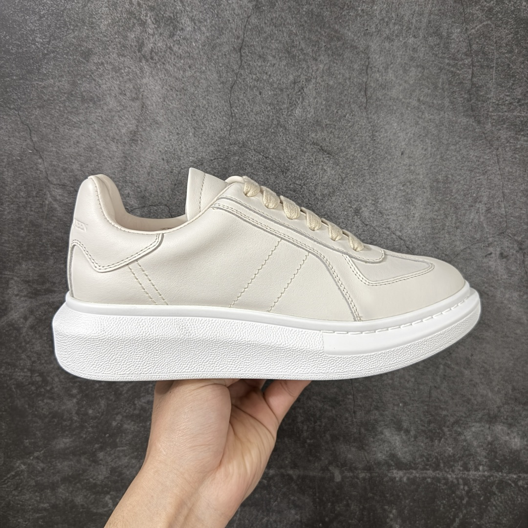 【HT纯原礼盒版】Alexander McQueen/亚历山大麦昆松糕鞋厚底增高小白鞋 米色 全市场配色最齐(100+配色) 性价比最高 同价位品质无敌 进口丝绸亚光原版正品 水染羊皮内里 羊皮垫脚 回弹度到位 耐磨又舒适 鞋底厚4.5cm 全套原版包装 配件齐全 官方一致 凹凸定制正品原盒包装 右脚鞋舌嵌入防伪芯片装置 外盒鞋标官方二维码扫码+防伪芯片 尺码：35-38-选品中心