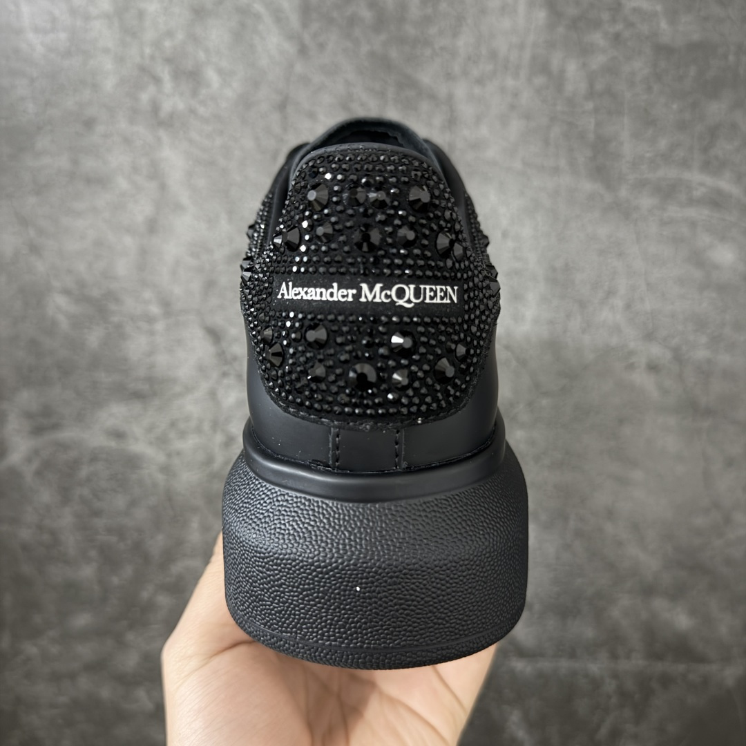 图片[4]-【HT纯原礼盒版】Alexander McQueen/亚历山大麦昆松糕鞋厚底增高小白鞋 黑面黑钻 全市场配色最齐(100+配色) 性价比最高 同价位品质无敌 进口丝绸亚光原版正品 水染羊皮内里 羊皮垫脚 回弹度到位 耐磨又舒适 鞋底厚4.5cm 全套原版包装 配件齐全 官方一致 凹凸定制正品原盒包装 右脚鞋舌嵌入防伪芯片装置 外盒鞋标官方二维码扫码+防伪芯片 尺码：35-45-选品中心