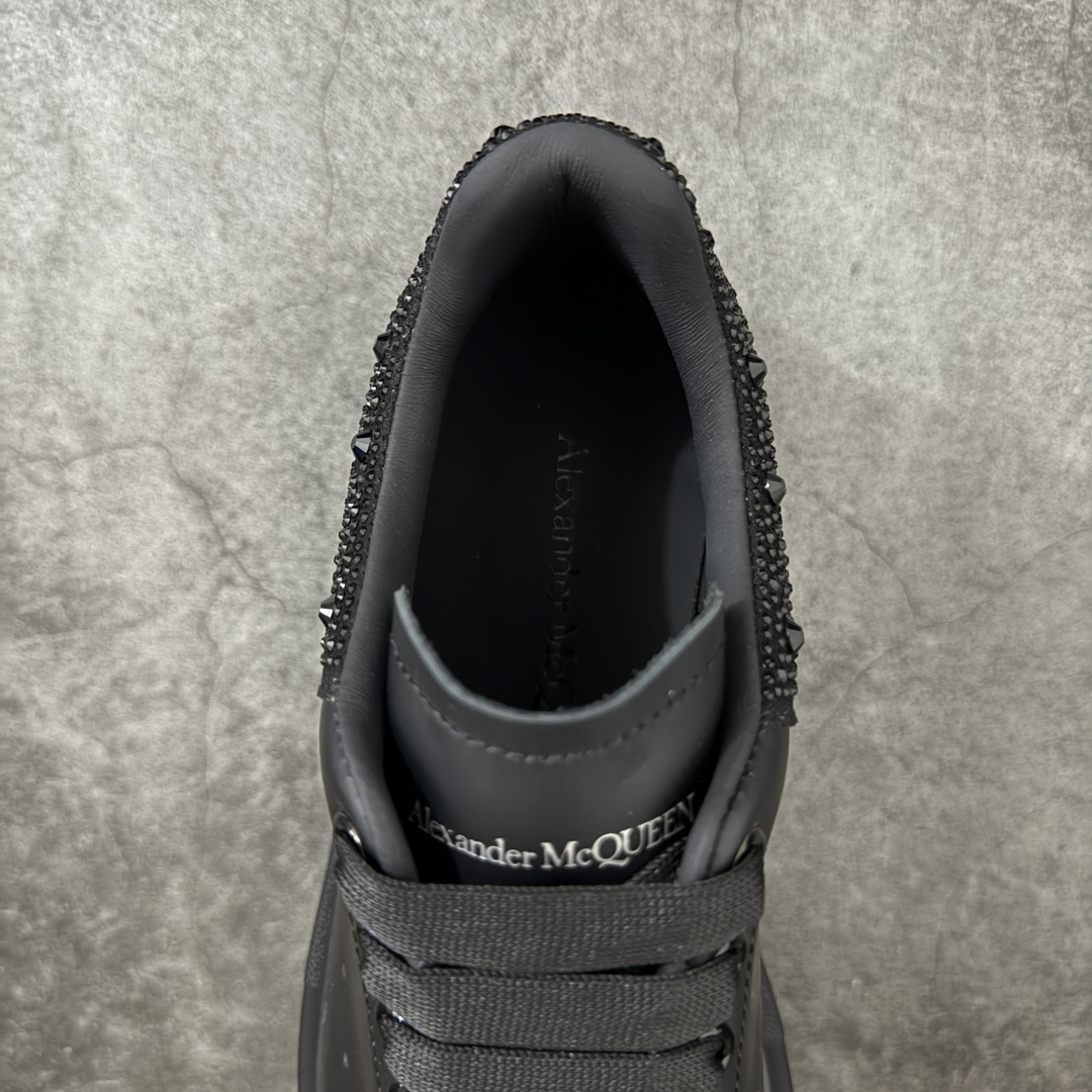 图片[8]-【HT纯原礼盒版】Alexander McQueen/亚历山大麦昆松糕鞋厚底增高小白鞋 黑面黑钻 全市场配色最齐(100+配色) 性价比最高 同价位品质无敌 进口丝绸亚光原版正品 水染羊皮内里 羊皮垫脚 回弹度到位 耐磨又舒适 鞋底厚4.5cm 全套原版包装 配件齐全 官方一致 凹凸定制正品原盒包装 右脚鞋舌嵌入防伪芯片装置 外盒鞋标官方二维码扫码+防伪芯片 尺码：35-45-选品中心