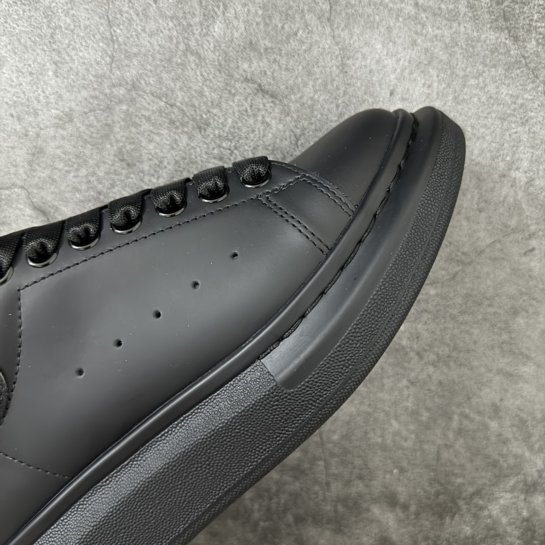 图片[6]-【HT纯原礼盒版】Alexander McQueen/亚历山大麦昆松糕鞋厚底增高小白鞋 黑面黑钻 全市场配色最齐(100+配色) 性价比最高 同价位品质无敌 进口丝绸亚光原版正品 水染羊皮内里 羊皮垫脚 回弹度到位 耐磨又舒适 鞋底厚4.5cm 全套原版包装 配件齐全 官方一致 凹凸定制正品原盒包装 右脚鞋舌嵌入防伪芯片装置 外盒鞋标官方二维码扫码+防伪芯片 尺码：35-45-选品中心