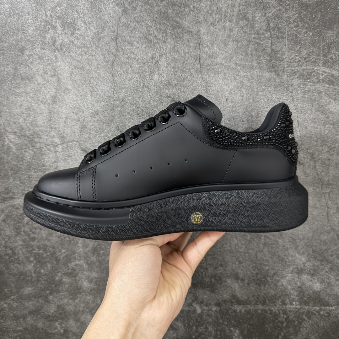 图片[2]-【HT纯原礼盒版】Alexander McQueen/亚历山大麦昆松糕鞋厚底增高小白鞋 黑面黑钻 全市场配色最齐(100+配色) 性价比最高 同价位品质无敌 进口丝绸亚光原版正品 水染羊皮内里 羊皮垫脚 回弹度到位 耐磨又舒适 鞋底厚4.5cm 全套原版包装 配件齐全 官方一致 凹凸定制正品原盒包装 右脚鞋舌嵌入防伪芯片装置 外盒鞋标官方二维码扫码+防伪芯片 尺码：35-45-选品中心