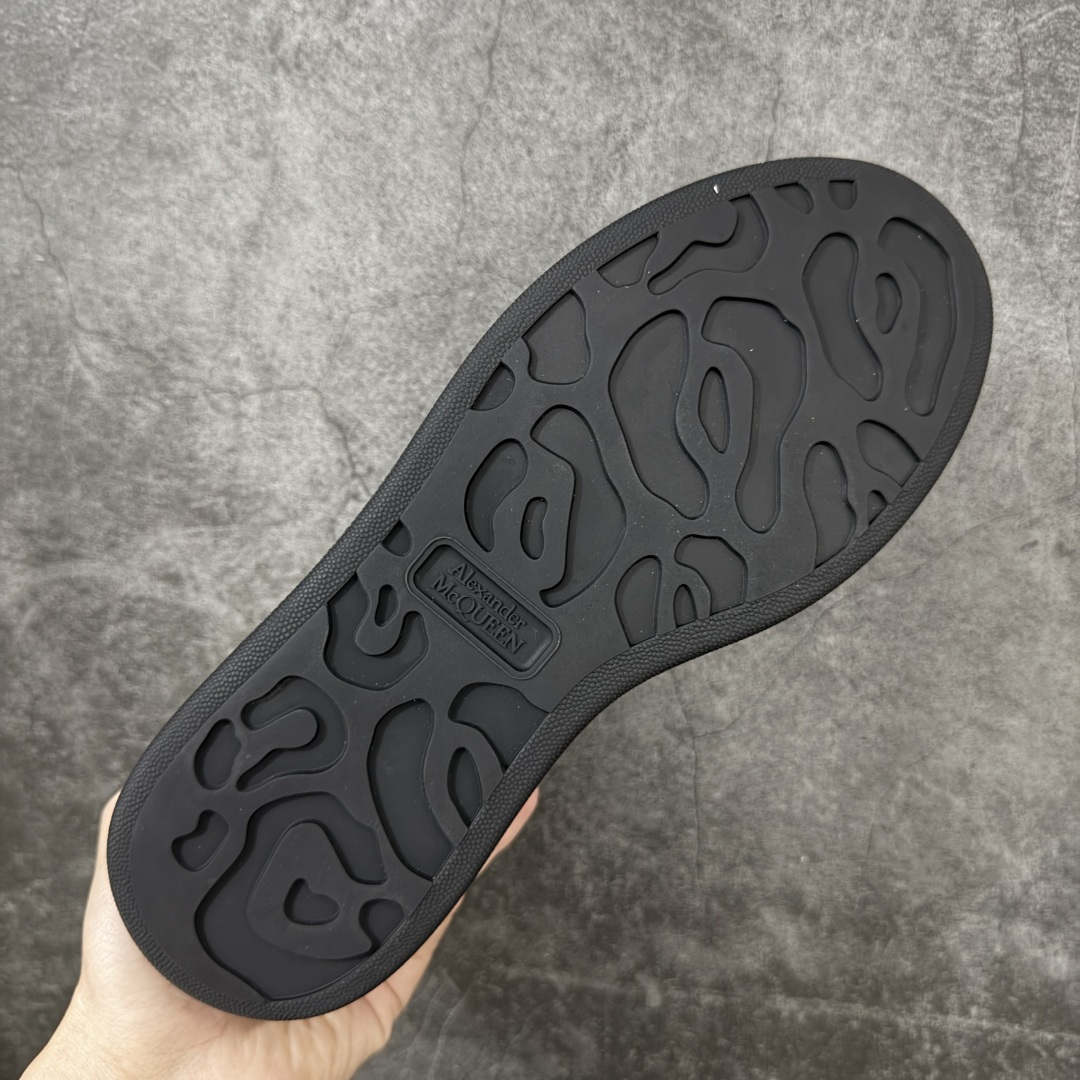 图片[9]-【HT纯原礼盒版】Alexander McQueen/亚历山大麦昆松糕鞋厚底增高小白鞋 黑面黑钻 全市场配色最齐(100+配色) 性价比最高 同价位品质无敌 进口丝绸亚光原版正品 水染羊皮内里 羊皮垫脚 回弹度到位 耐磨又舒适 鞋底厚4.5cm 全套原版包装 配件齐全 官方一致 凹凸定制正品原盒包装 右脚鞋舌嵌入防伪芯片装置 外盒鞋标官方二维码扫码+防伪芯片 尺码：35-45-选品中心