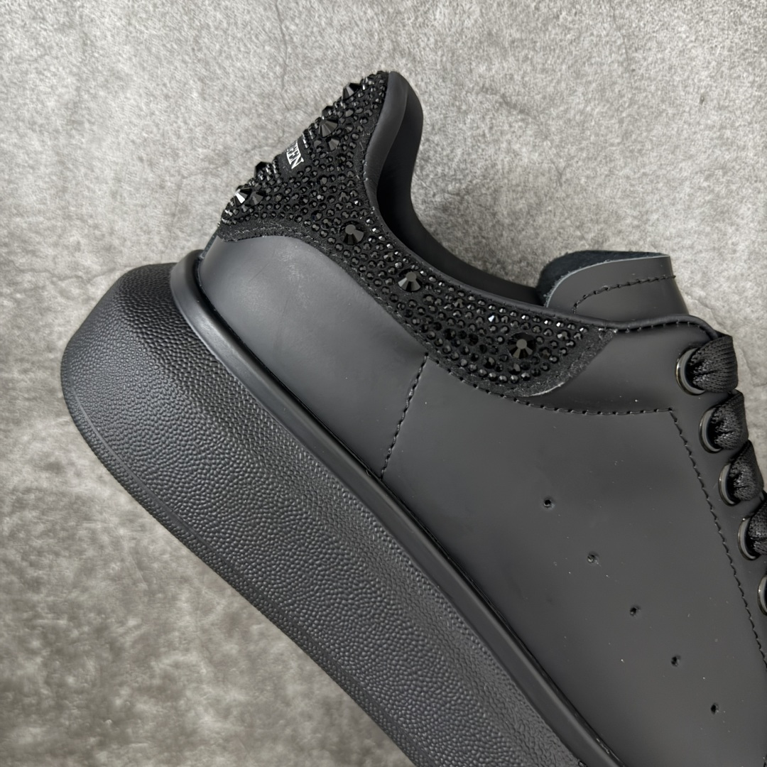 图片[7]-【HT纯原礼盒版】Alexander McQueen/亚历山大麦昆松糕鞋厚底增高小白鞋 黑面黑钻 全市场配色最齐(100+配色) 性价比最高 同价位品质无敌 进口丝绸亚光原版正品 水染羊皮内里 羊皮垫脚 回弹度到位 耐磨又舒适 鞋底厚4.5cm 全套原版包装 配件齐全 官方一致 凹凸定制正品原盒包装 右脚鞋舌嵌入防伪芯片装置 外盒鞋标官方二维码扫码+防伪芯片 尺码：35-45-选品中心