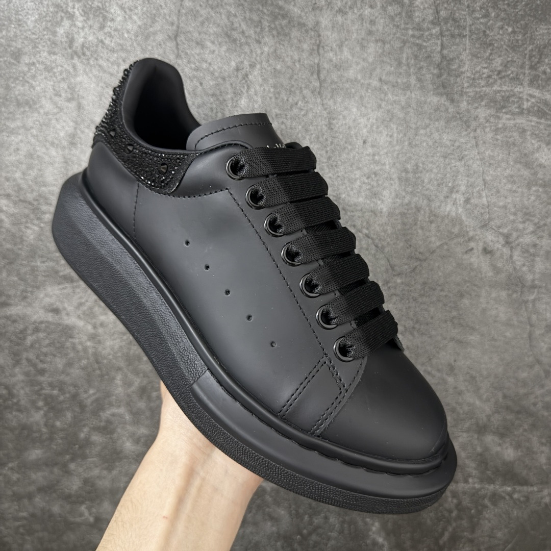 图片[3]-【HT纯原礼盒版】Alexander McQueen/亚历山大麦昆松糕鞋厚底增高小白鞋 黑面黑钻 全市场配色最齐(100+配色) 性价比最高 同价位品质无敌 进口丝绸亚光原版正品 水染羊皮内里 羊皮垫脚 回弹度到位 耐磨又舒适 鞋底厚4.5cm 全套原版包装 配件齐全 官方一致 凹凸定制正品原盒包装 右脚鞋舌嵌入防伪芯片装置 外盒鞋标官方二维码扫码+防伪芯片 尺码：35-45-选品中心